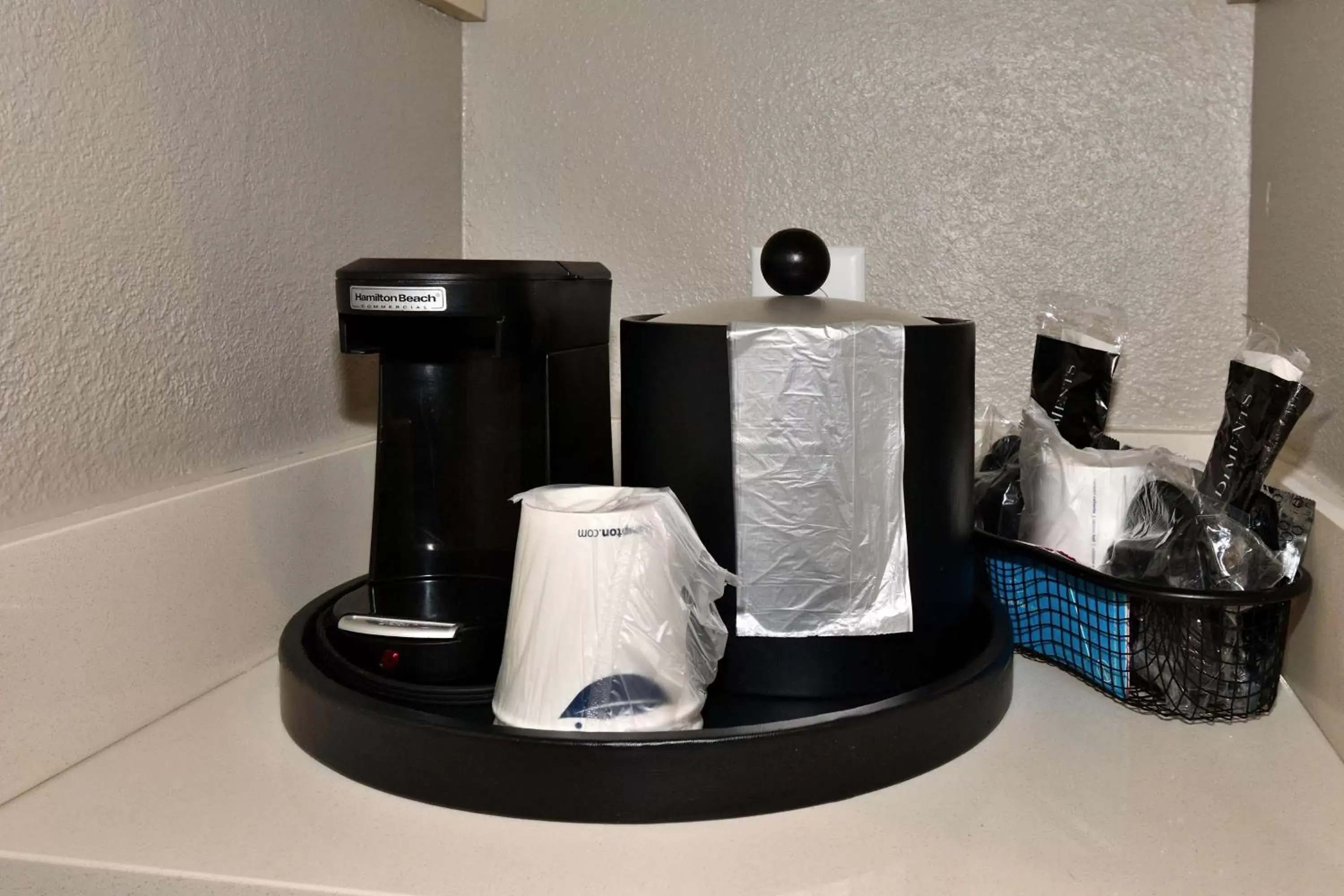 Photo of the whole room, Coffee/Tea Facilities in Hampton Inn Santee-I-95