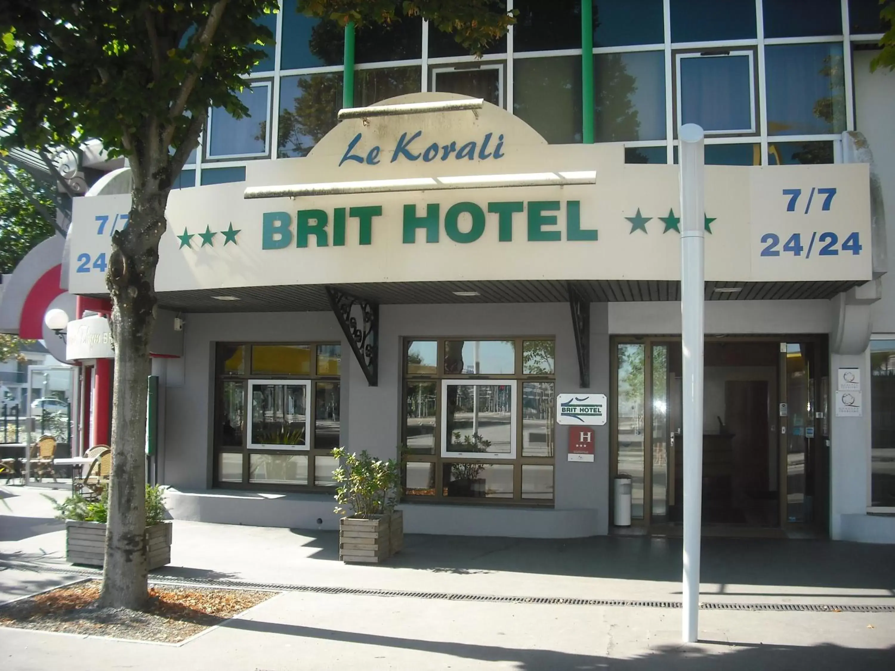 Facade/entrance in Brit Hotel Saint-Nazaire Centre