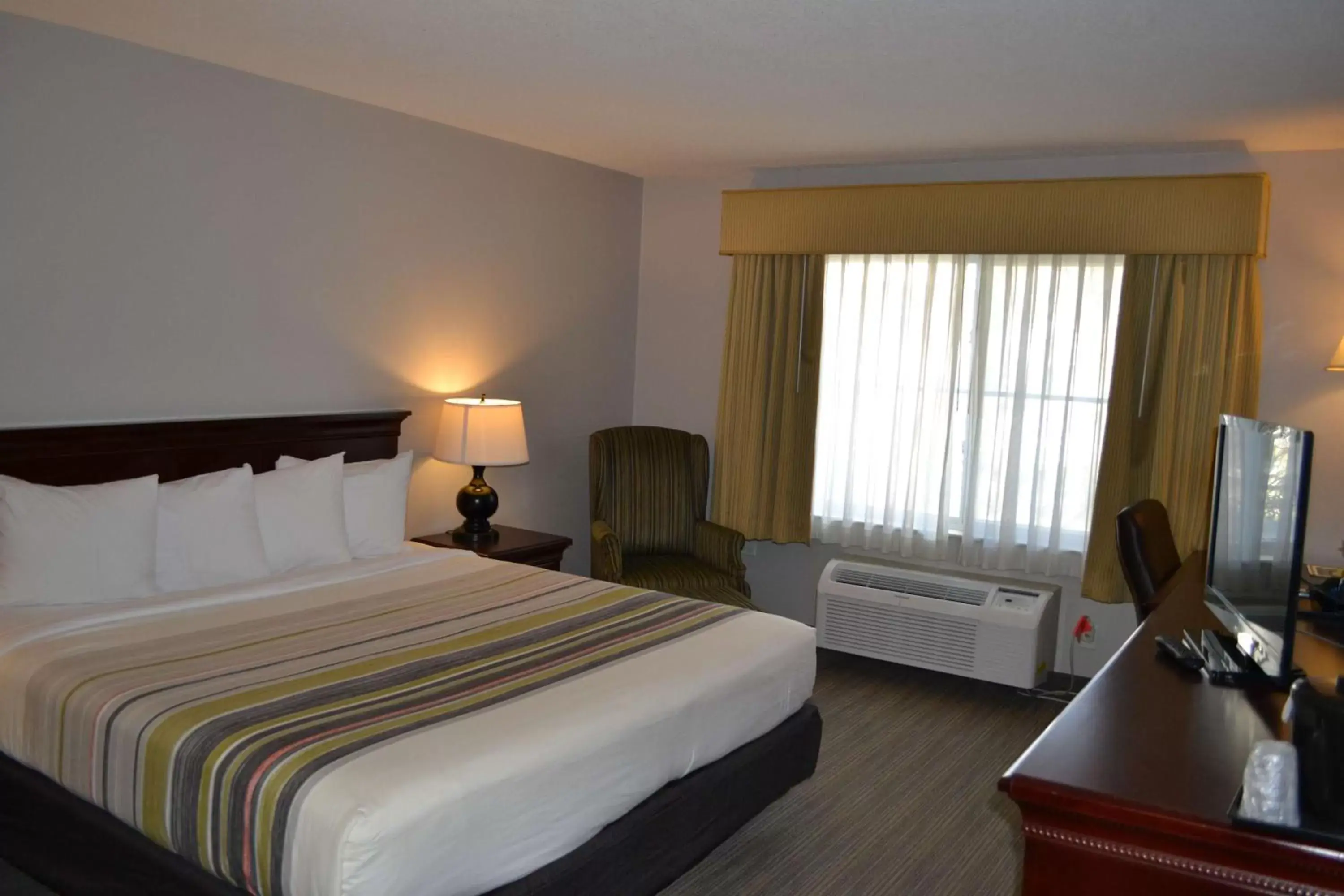 Photo of the whole room, Bed in Country Inn & Suites by Radisson, Gurnee, IL