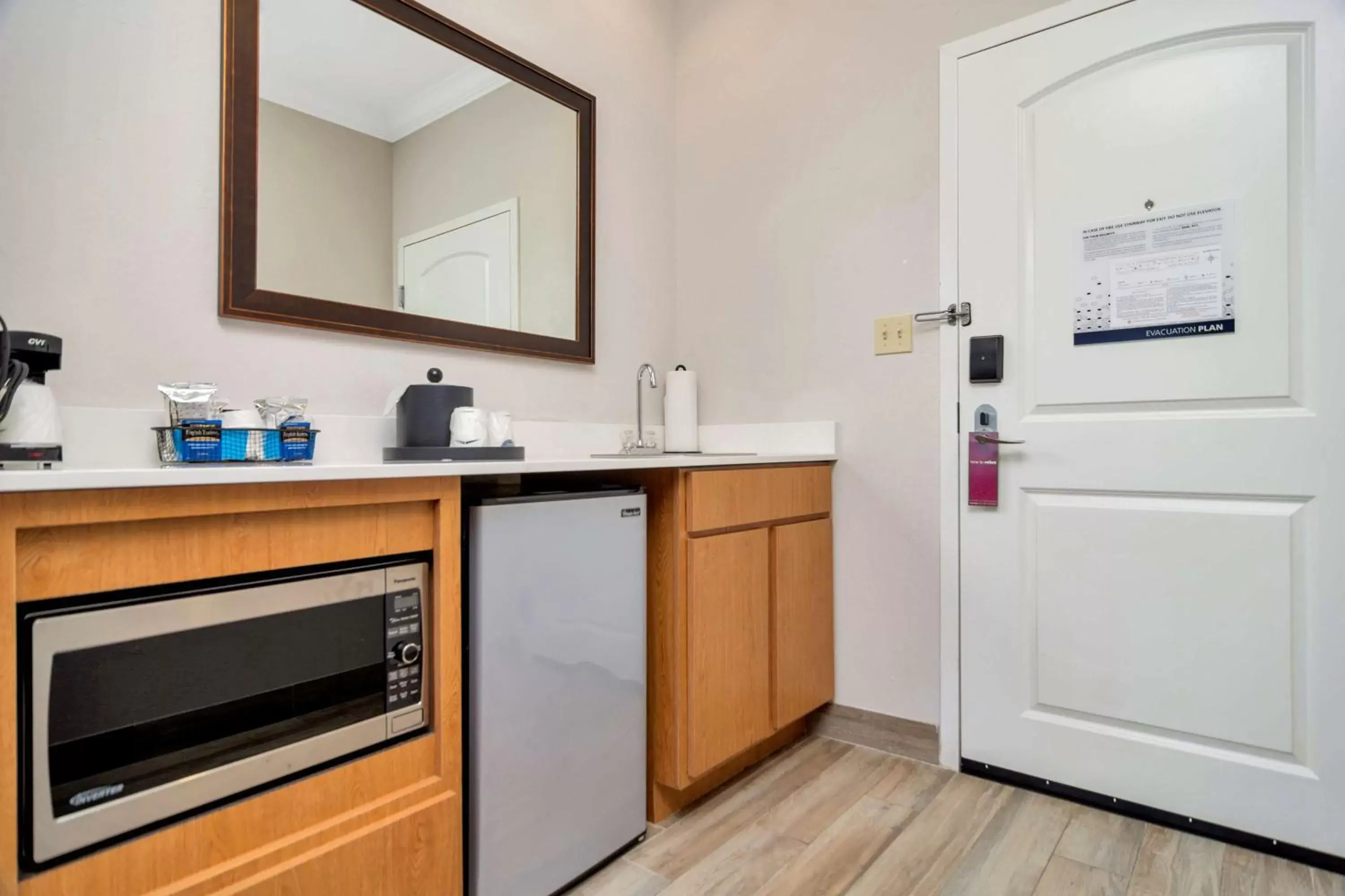 Photo of the whole room, Kitchen/Kitchenette in Hampton Inn & Suites Fort Worth-Fossil Creek