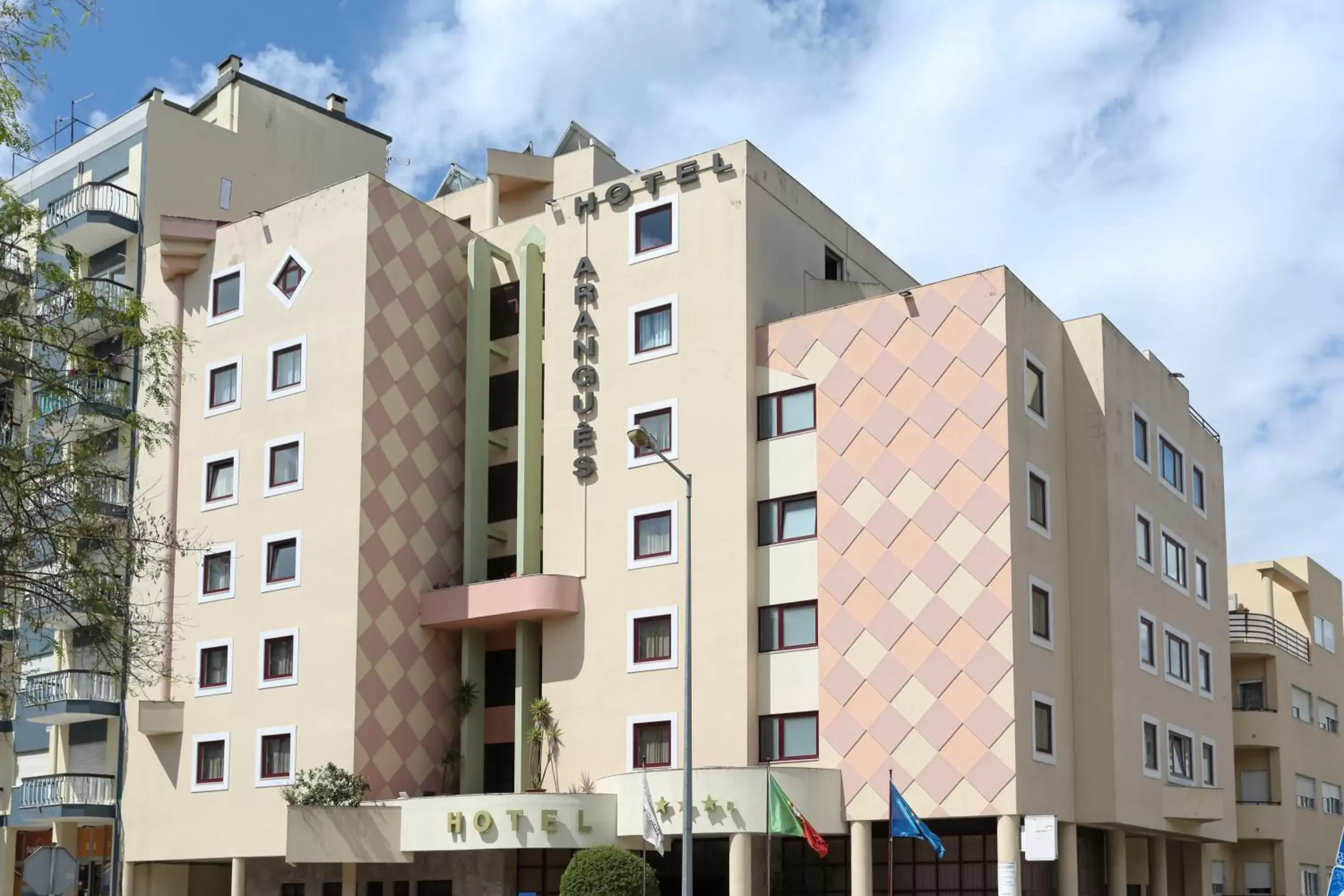 Property building in Hotel Arangues Property building in Hotel Arangues