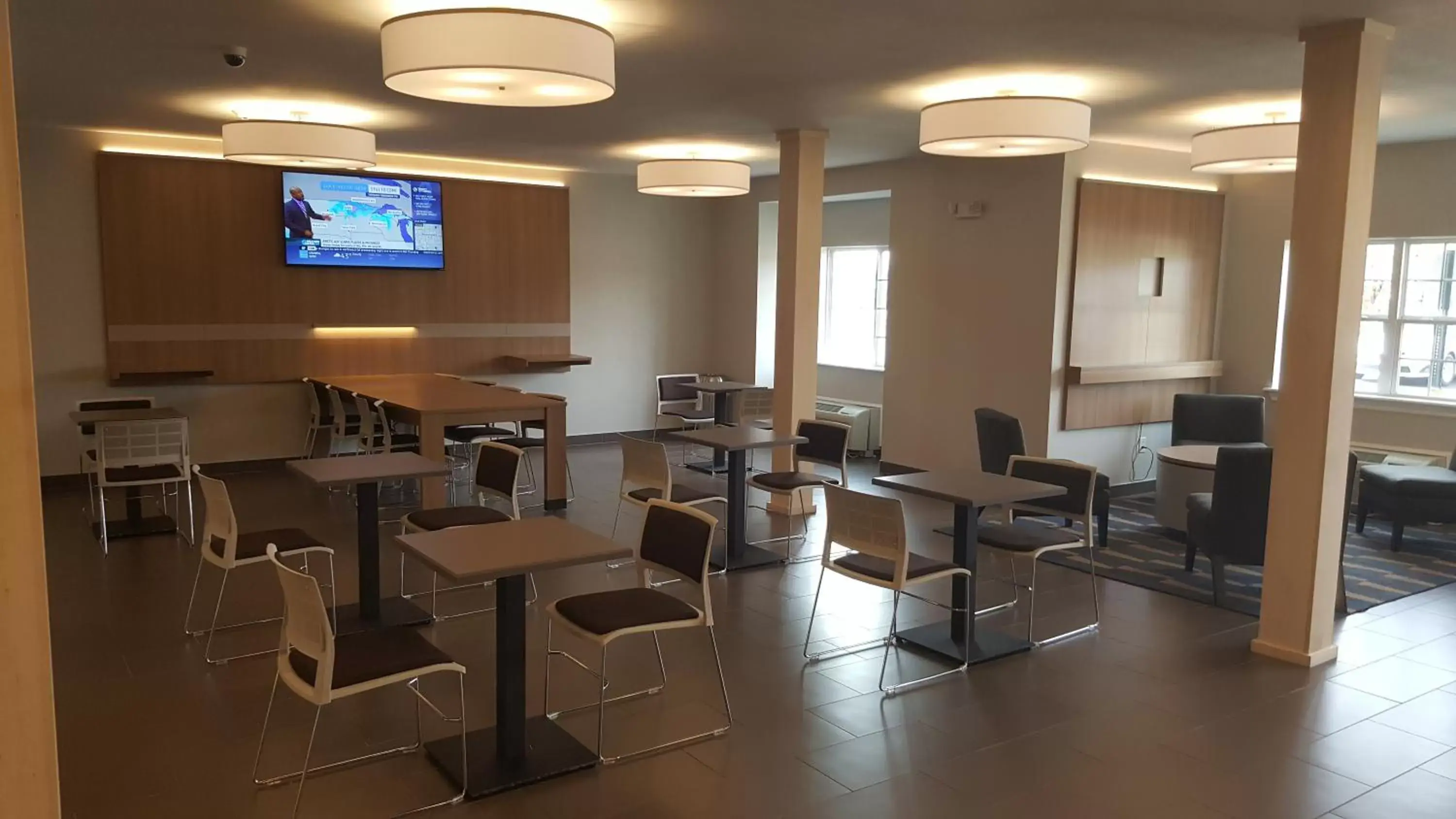 Lobby or reception, Restaurant/Places to Eat in Microtel by Wyndham Bentonville Lobby or reception, Restaurant/Places to Eat in Microtel by Wyndham Bentonville