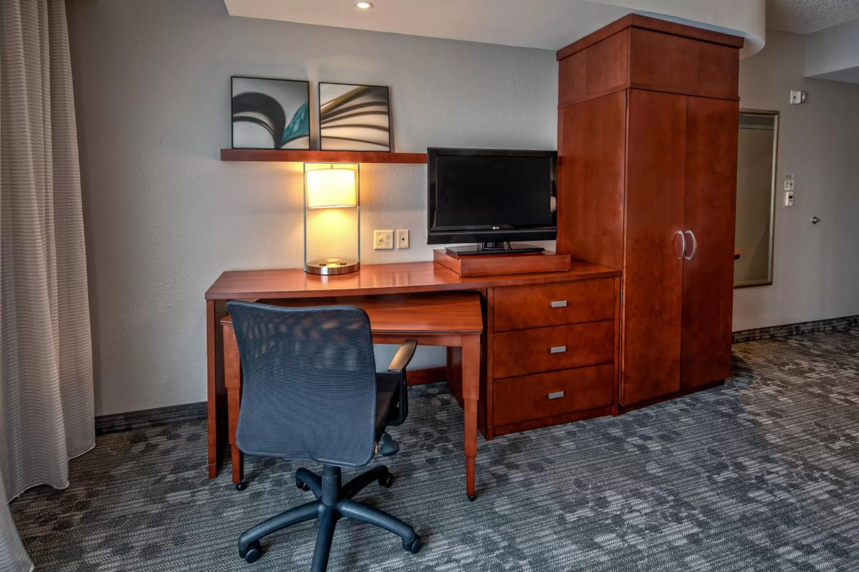 Photo of the whole room in Courtyard Newport News Airport