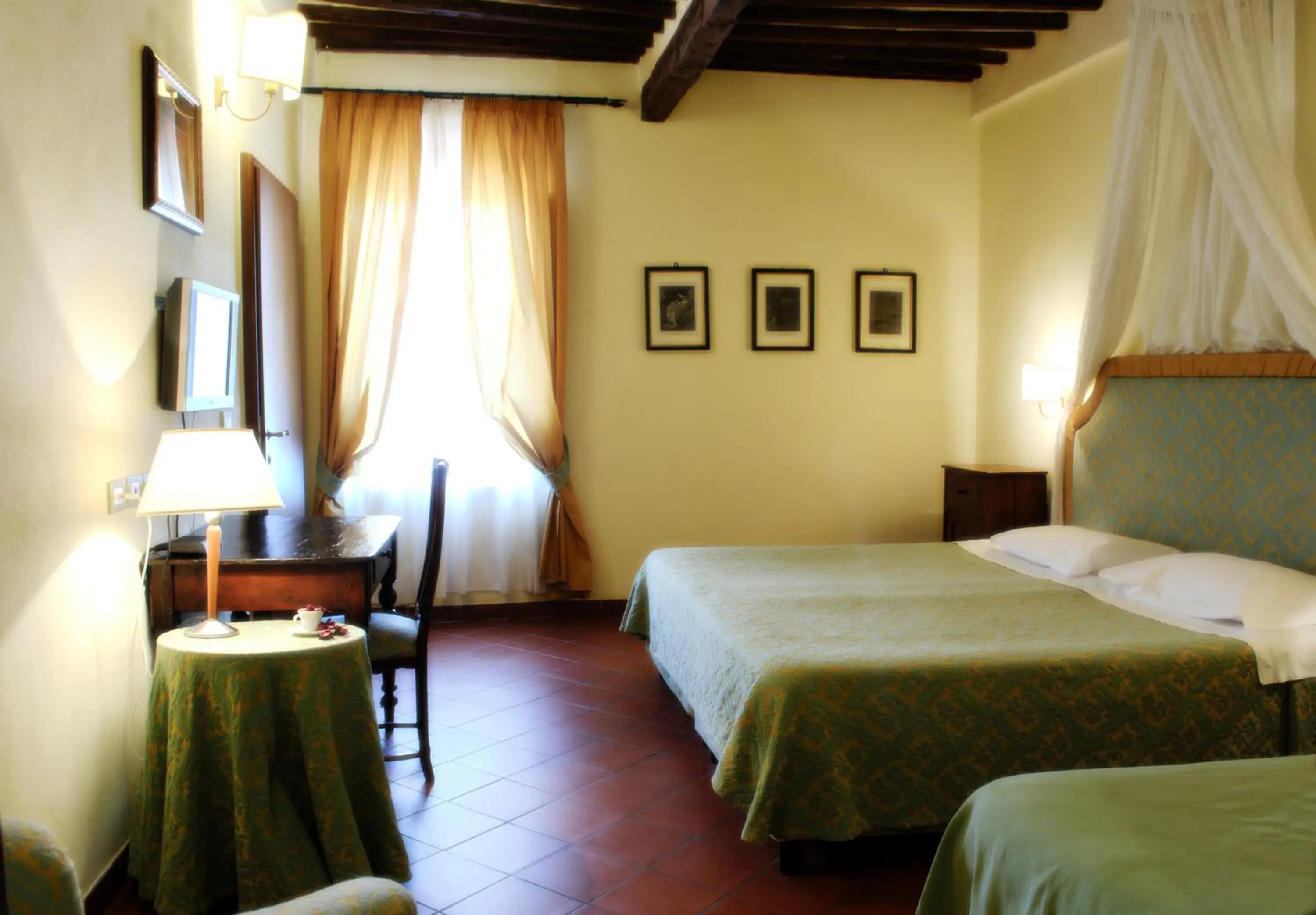 Photo of the whole room, Bed in Il Chiostro Del Carmine