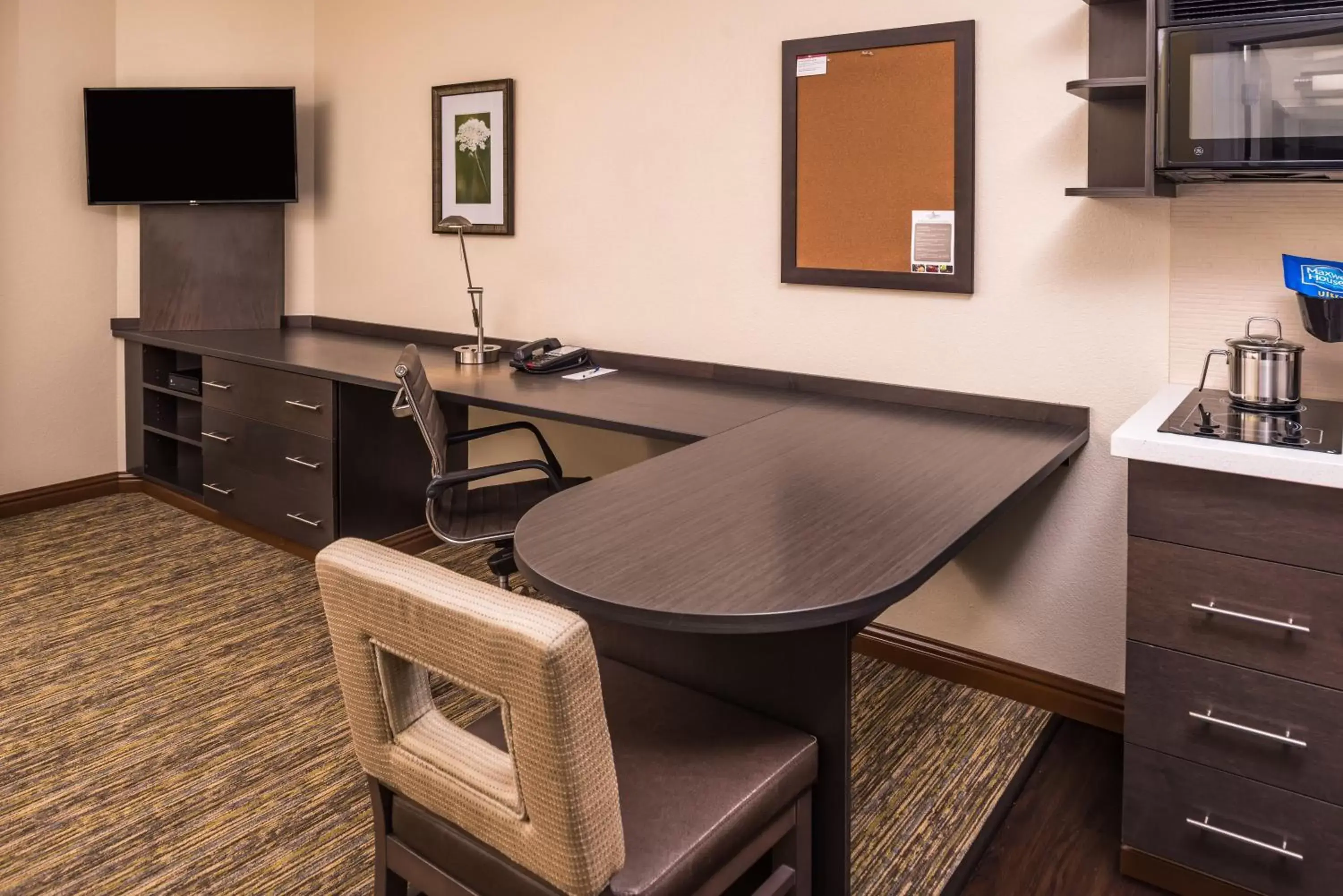 Photo of the whole room, TV/Entertainment Center in Candlewood Suites Kansas City, an IHG Hotel