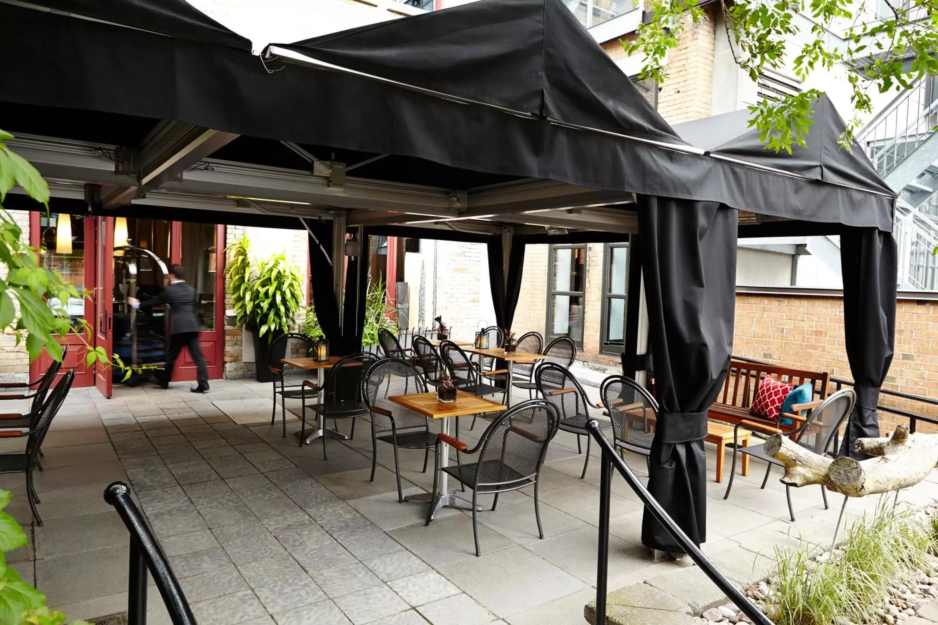 Patio, Restaurant/Places to Eat in Hôtel Le Germain Québec