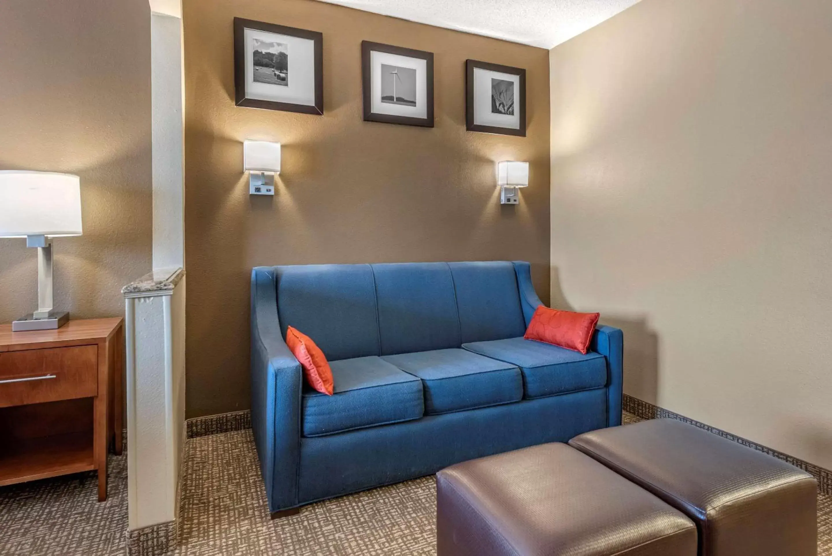Photo of the whole room, Seating Area in Comfort Suites Terre Haute University Area