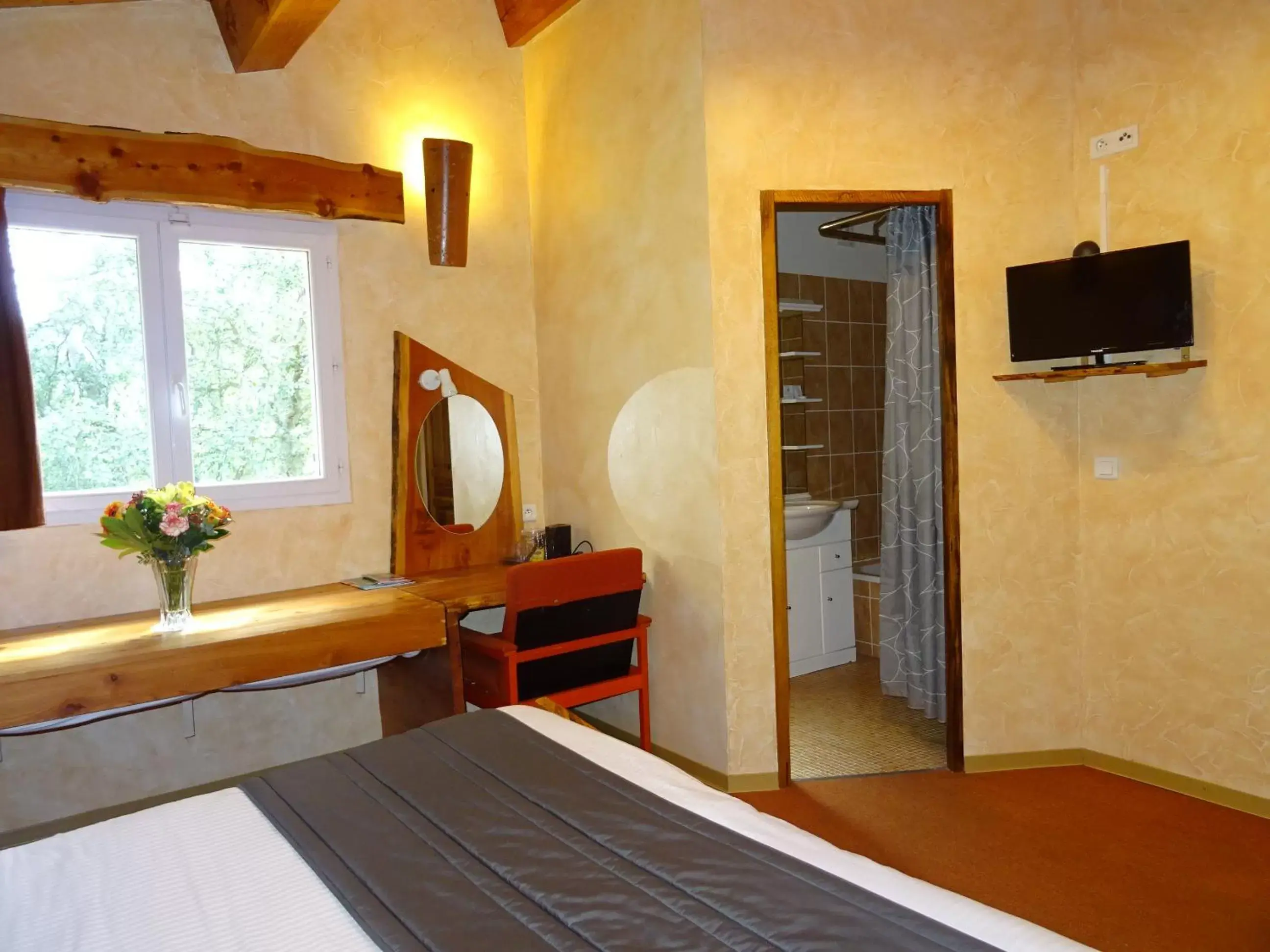 Bedroom, Bed in Les Chambres d'Hotes au Bois Fleuri