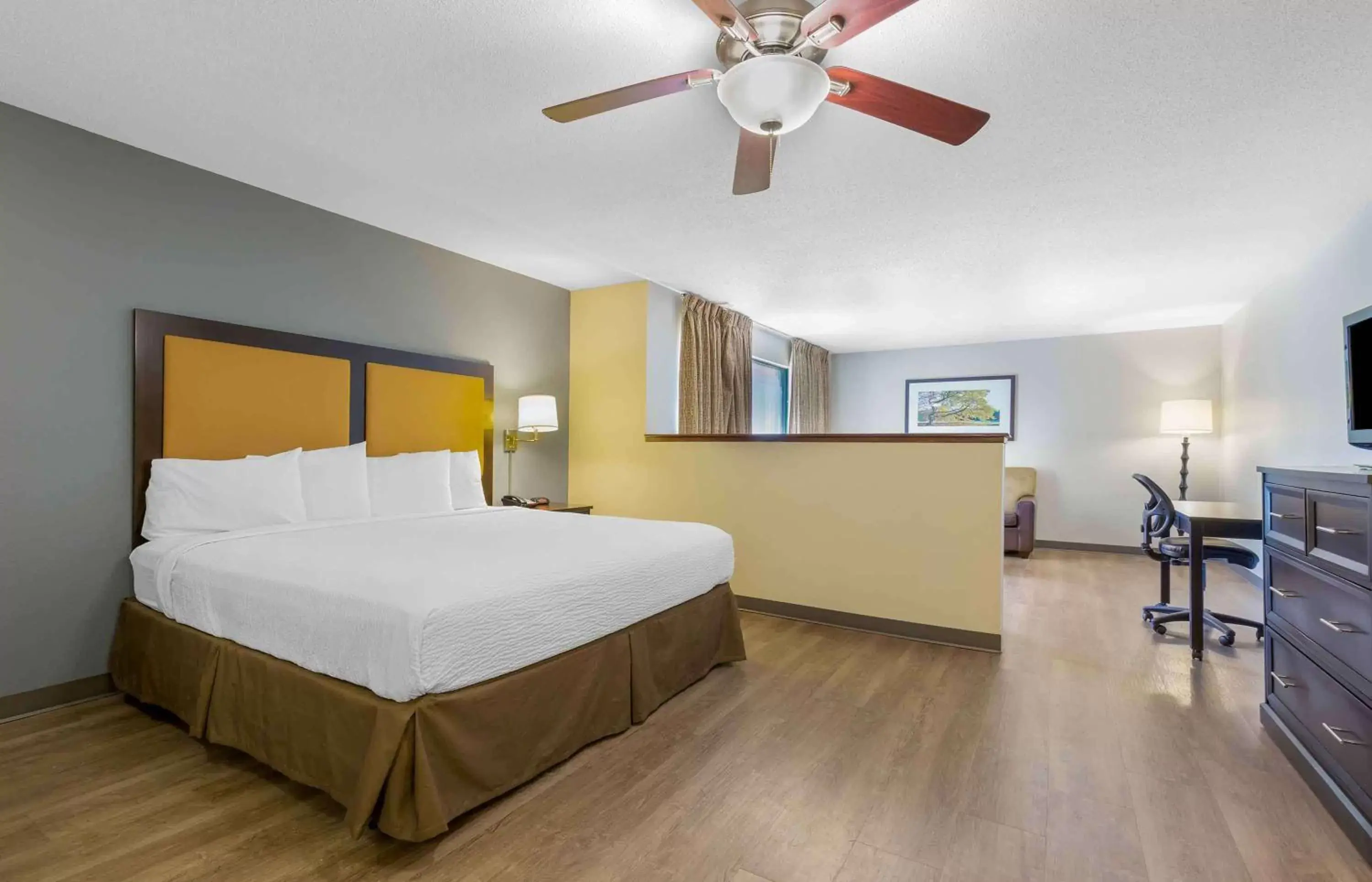 Bedroom, Bed in Extended Stay America Suites - Washington, DC - Chantilly - Dulles South