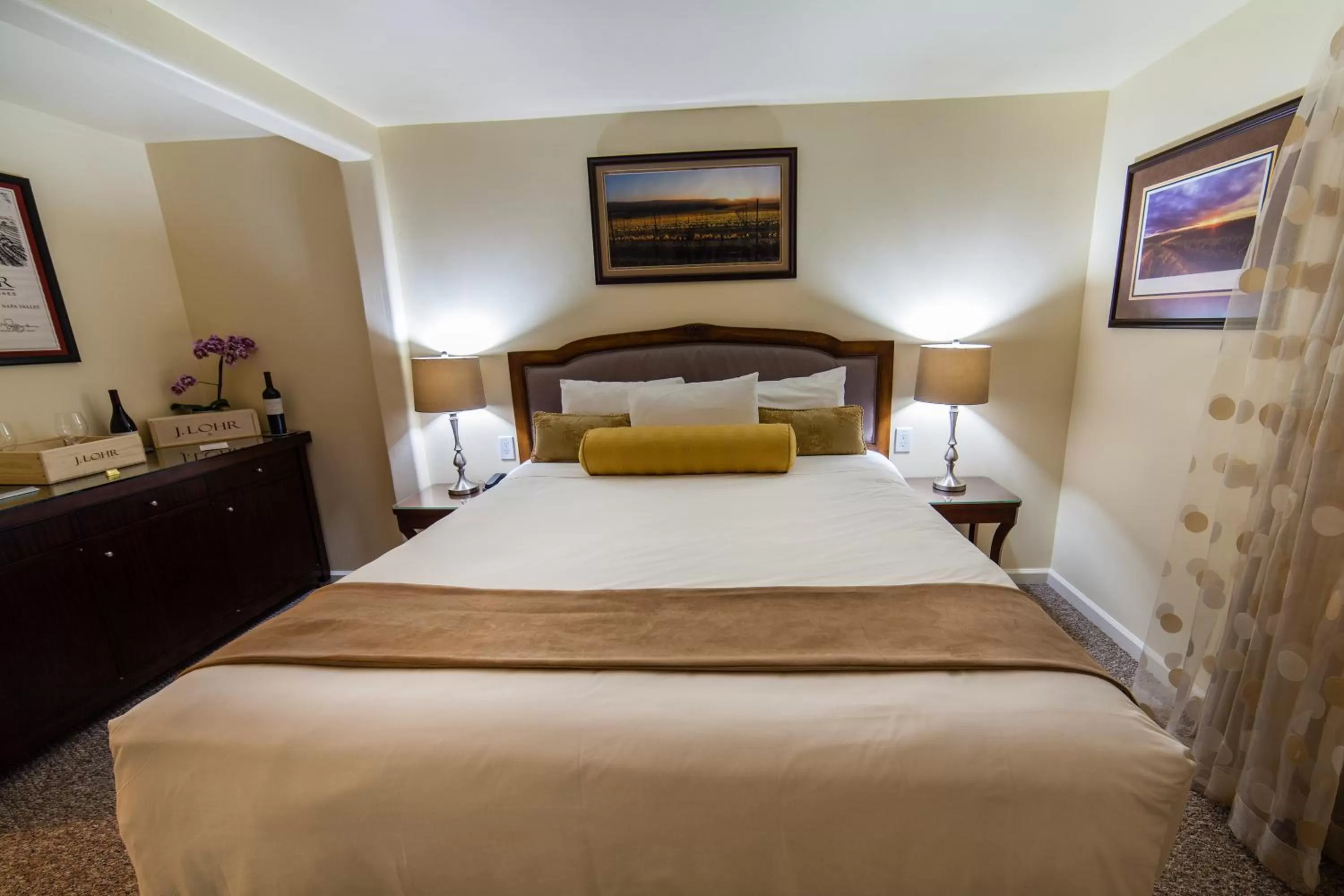 Photo of the whole room, Bed in The Vendange Carmel Inn & Suites