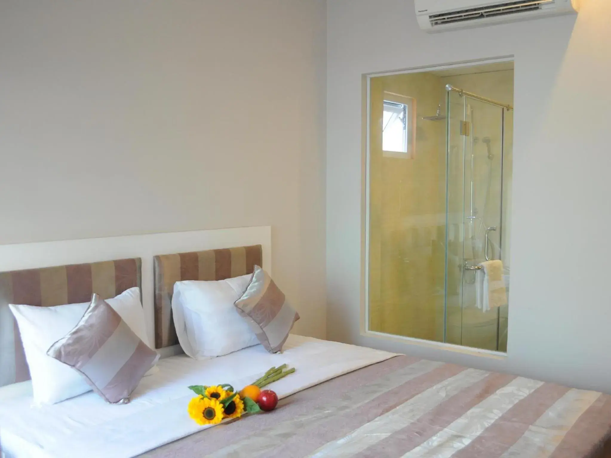 Bedroom, Bed in Van Nam Hotel