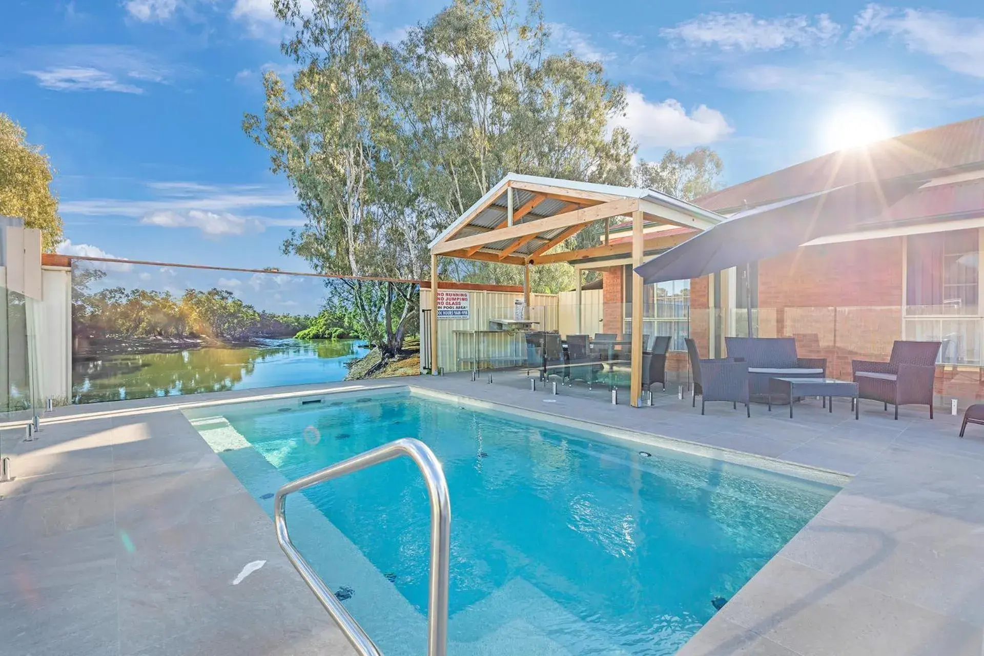 Swimming Pool in Golden River Motor Inn