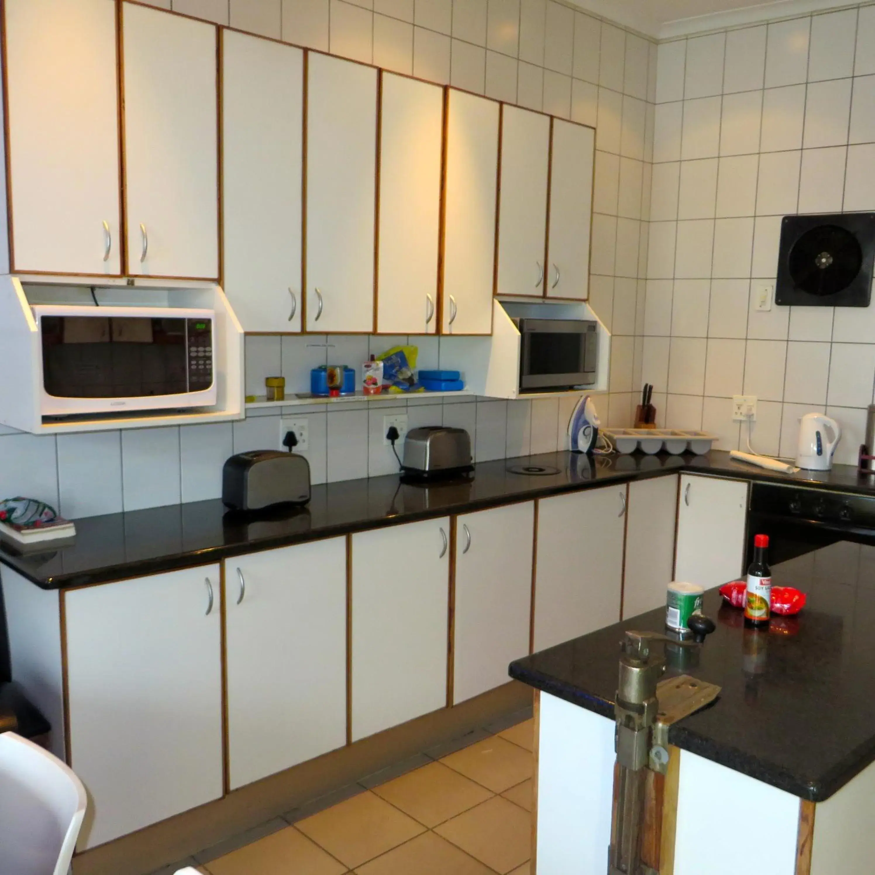 Kitchen or kitchenette, Kitchen/Kitchenette in Ashanti Lodge Backpackers