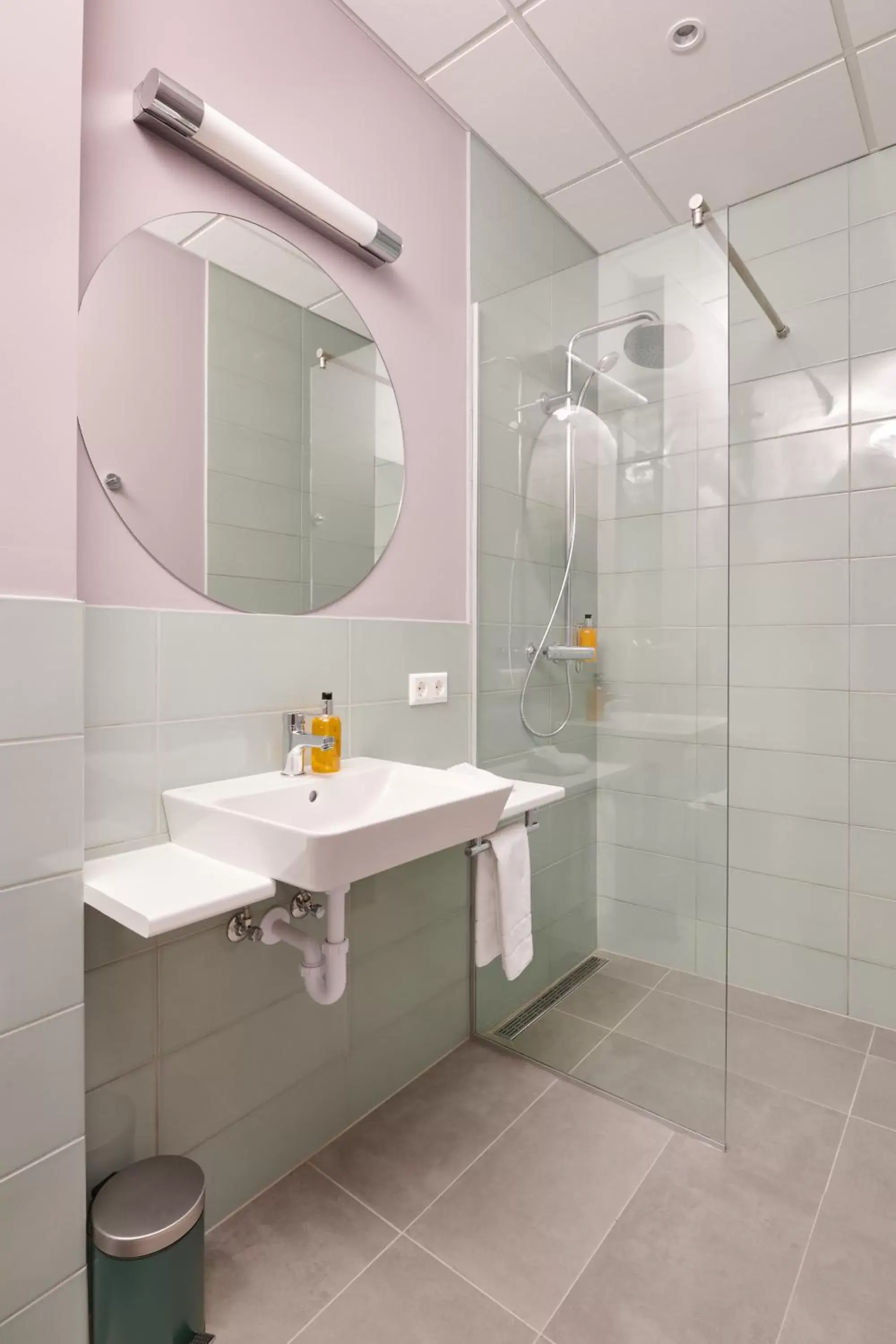Shower, Bathroom in ODDSSON Hotel