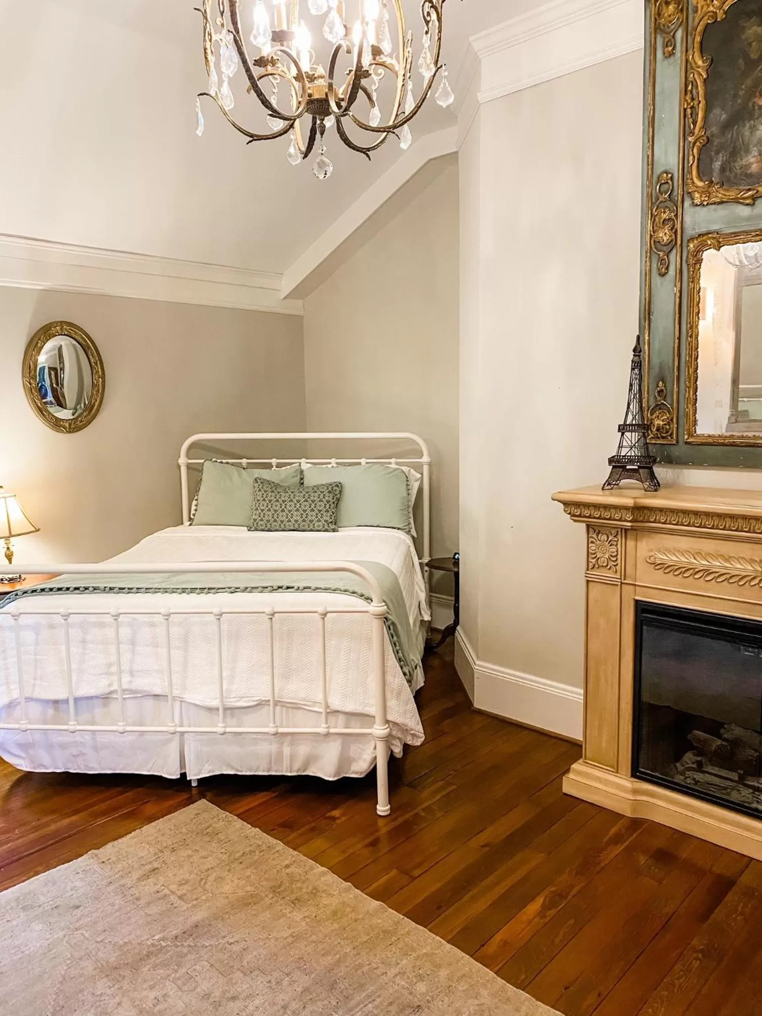 Bed in The Twelve Oaks Bed & Breakfast