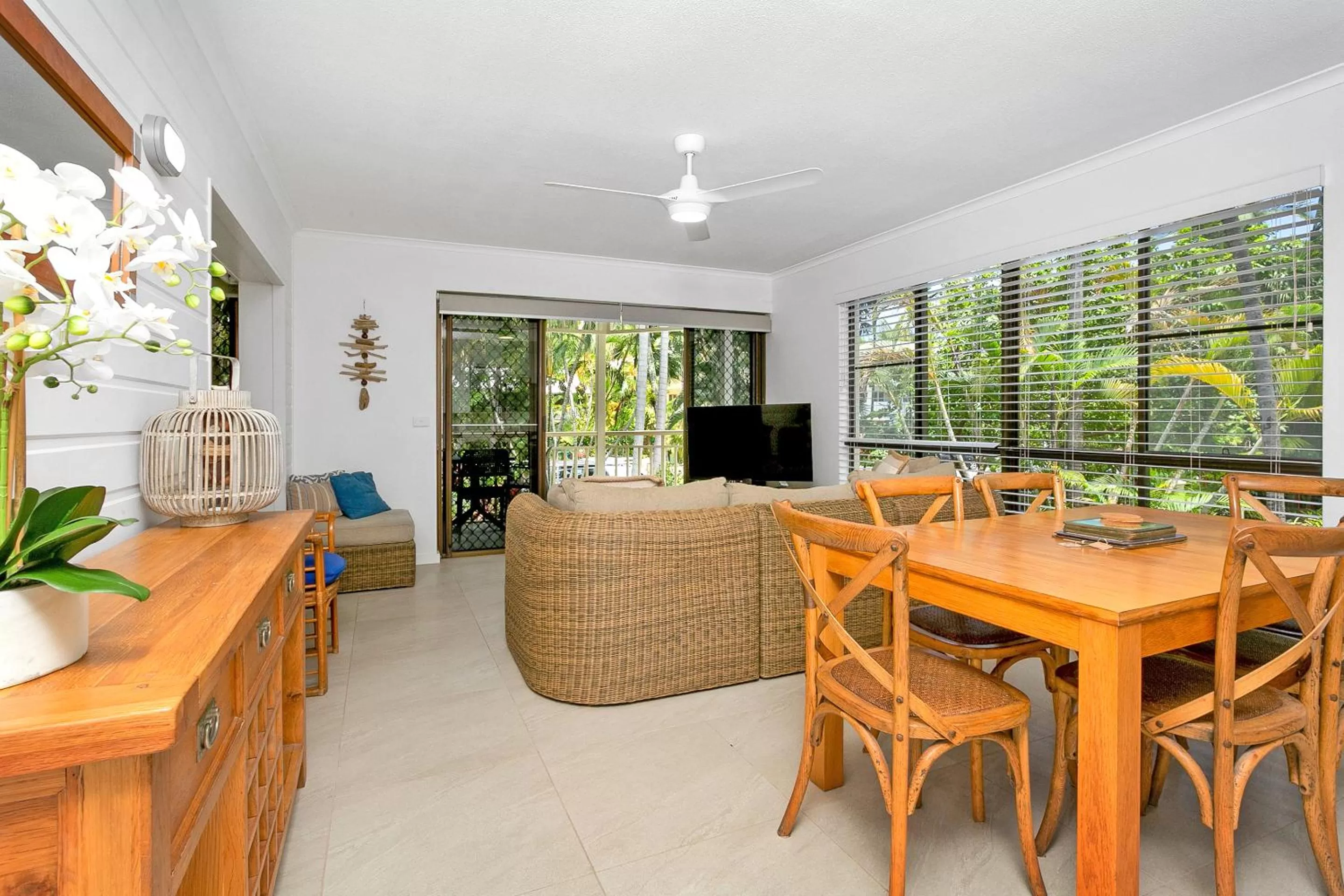 Dining area in Driftwood Mantaray - Official Onsite Reception and Check In