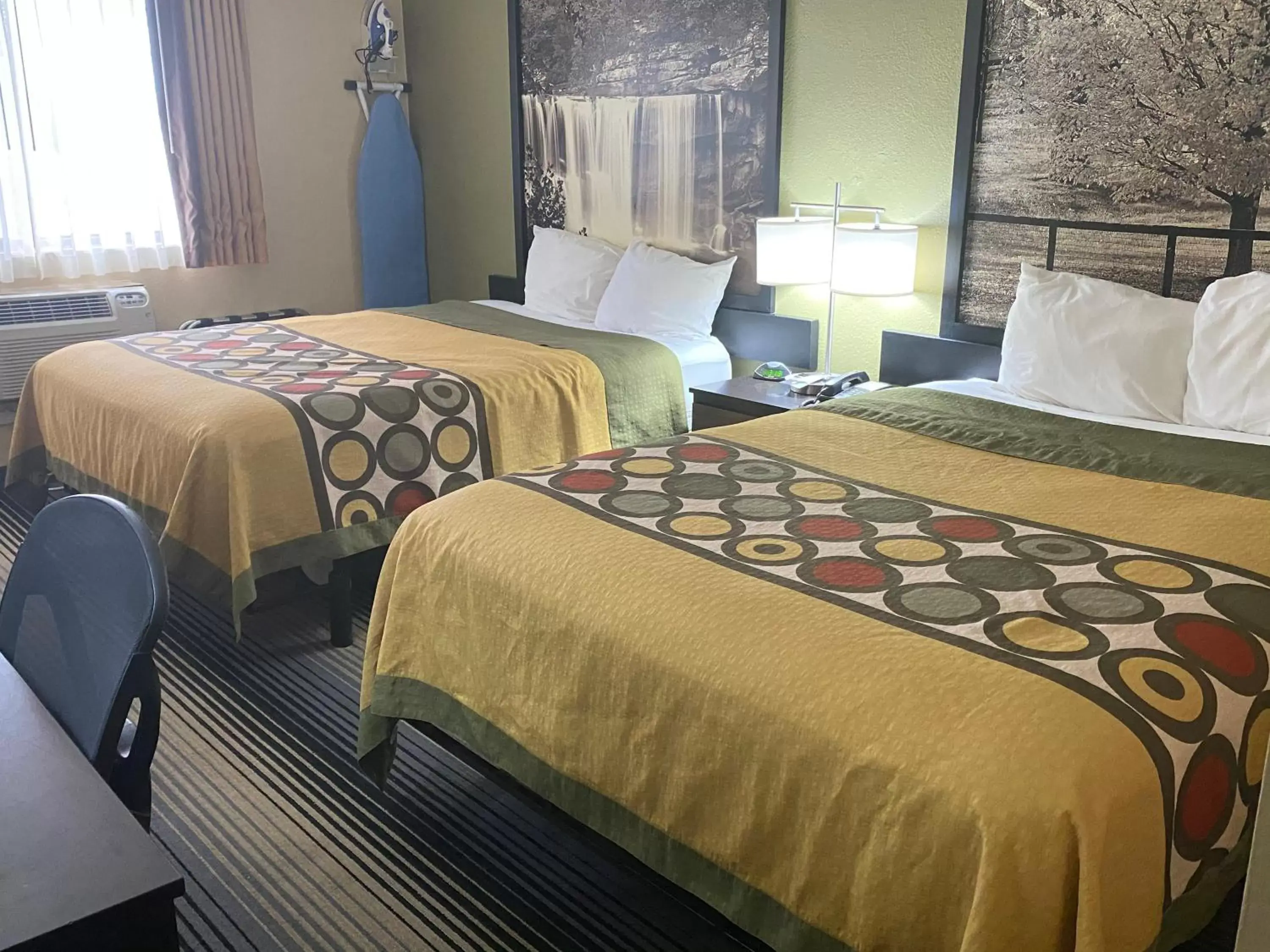 Photo of the whole room, Bed in Super 8 by Wyndham Maysville KY