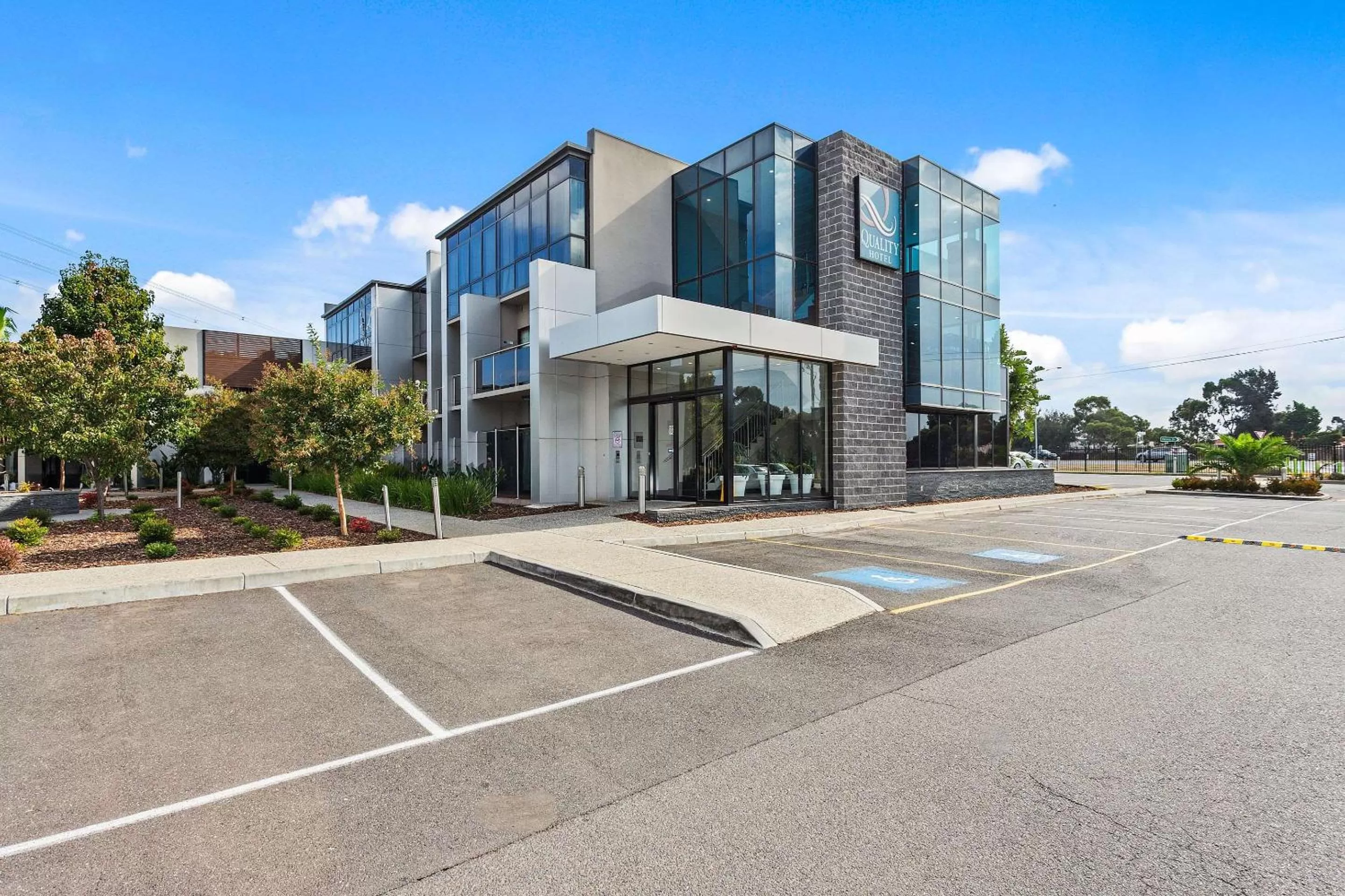 Property building in Quality Hotel Taylors Lakes