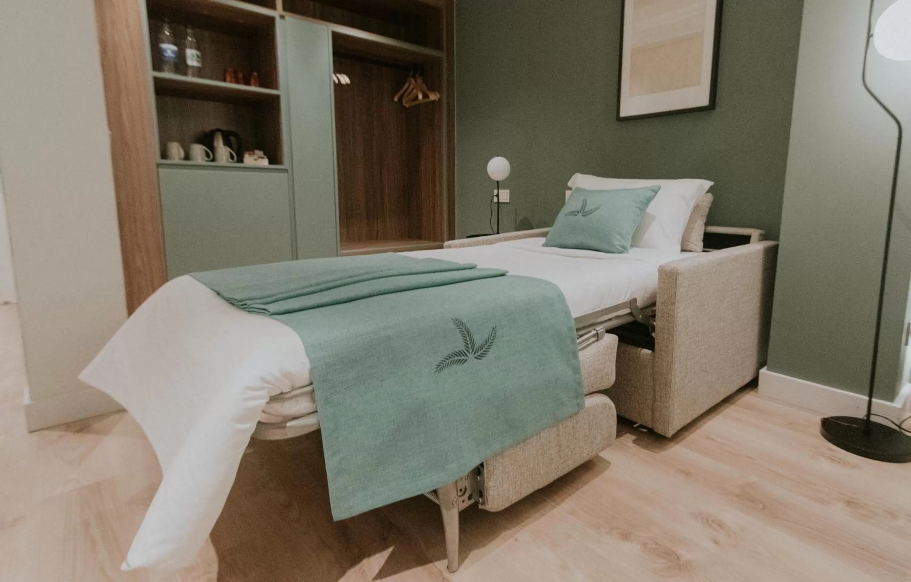 Coffee/tea facilities, Bed in Catalina Plaza Hotel Sostenible