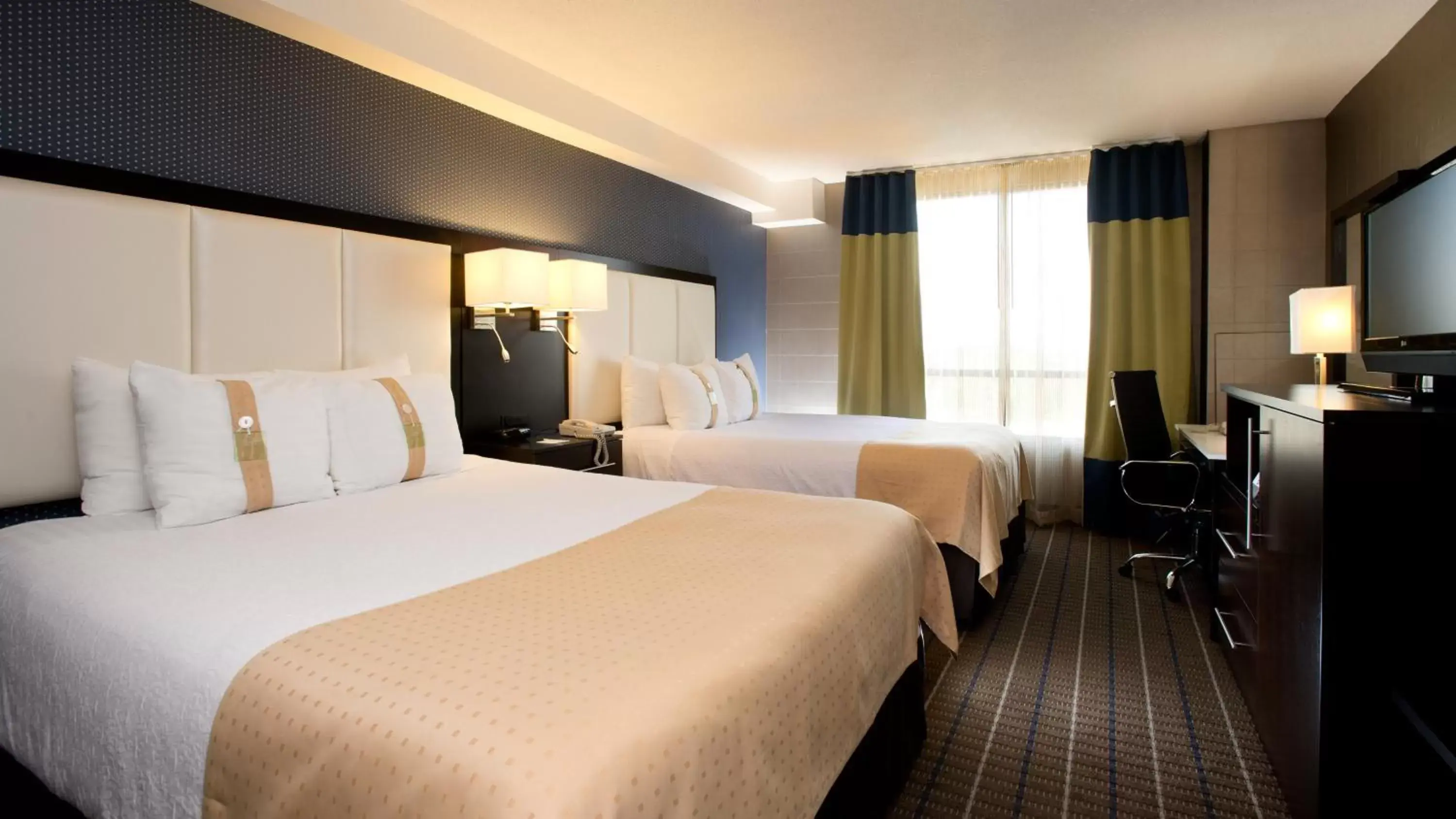 Photo of the whole room, Bed in Holiday Inn & Suites Mississauga West - Meadowvale, an IHG Hotel