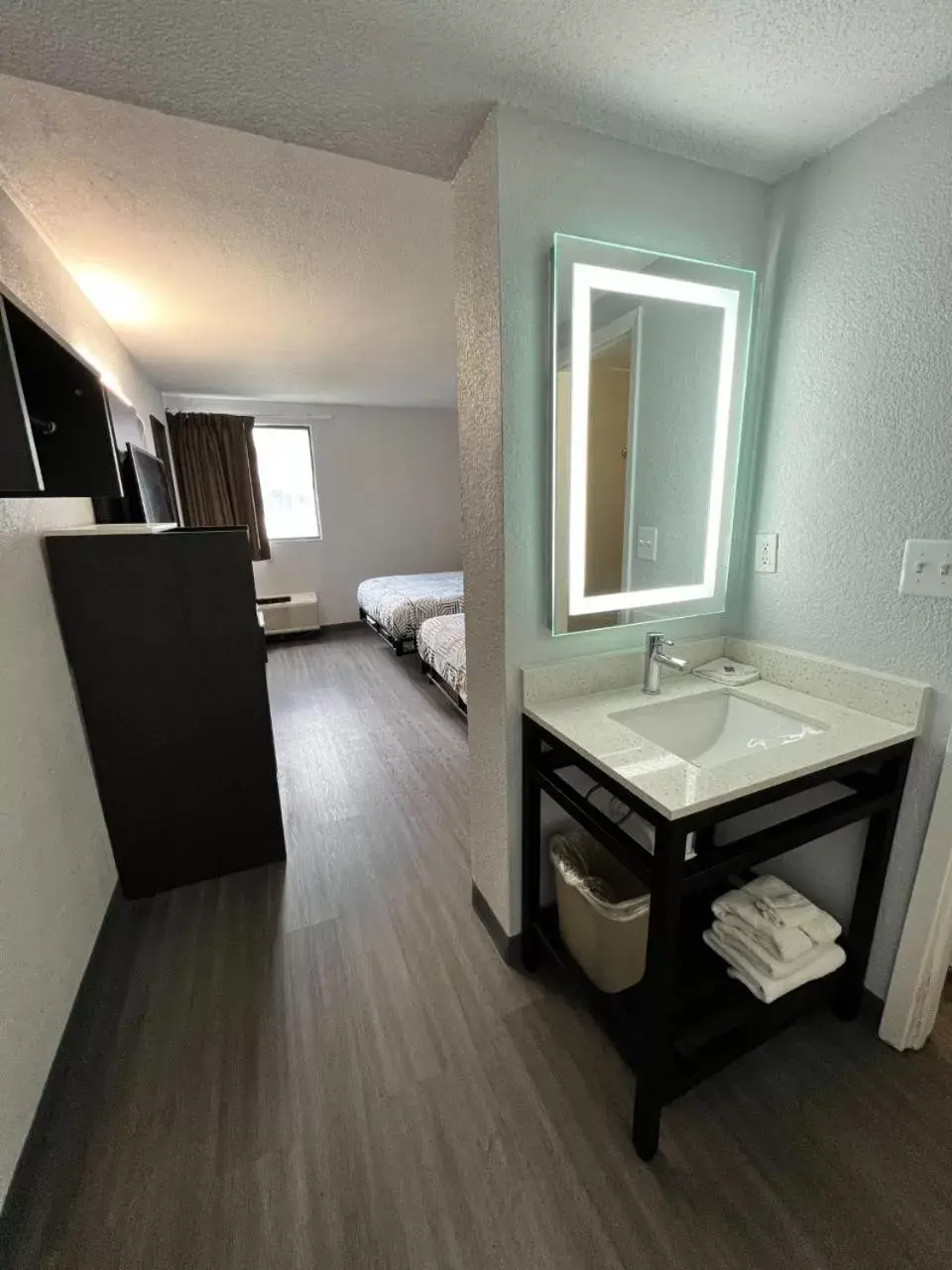 Bed, Bathroom in Motel 6-Council Bluffs, IA - Omaha East