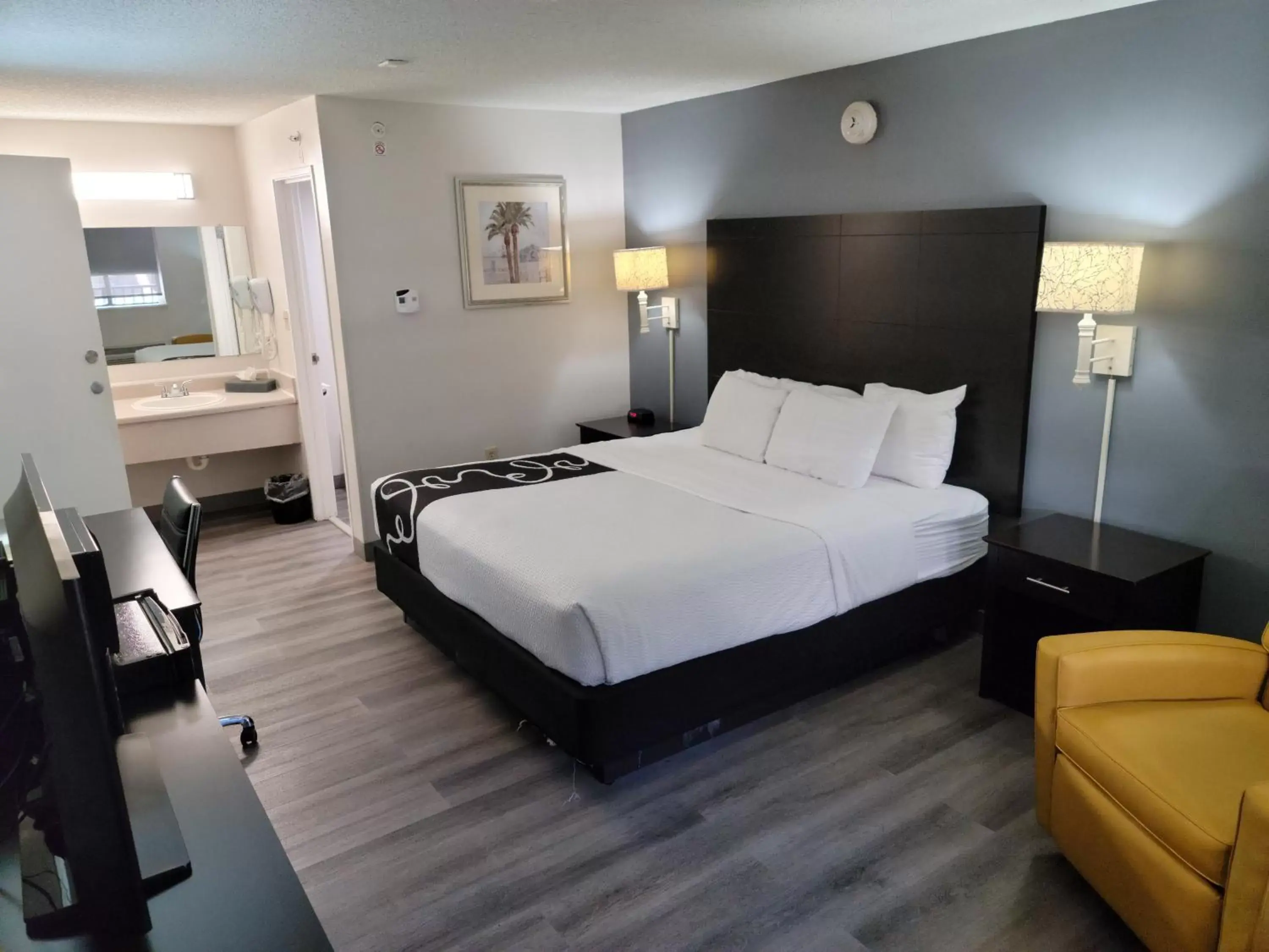 Bed in La Quinta Inn by Wyndham Tampa Near Busch Gardens