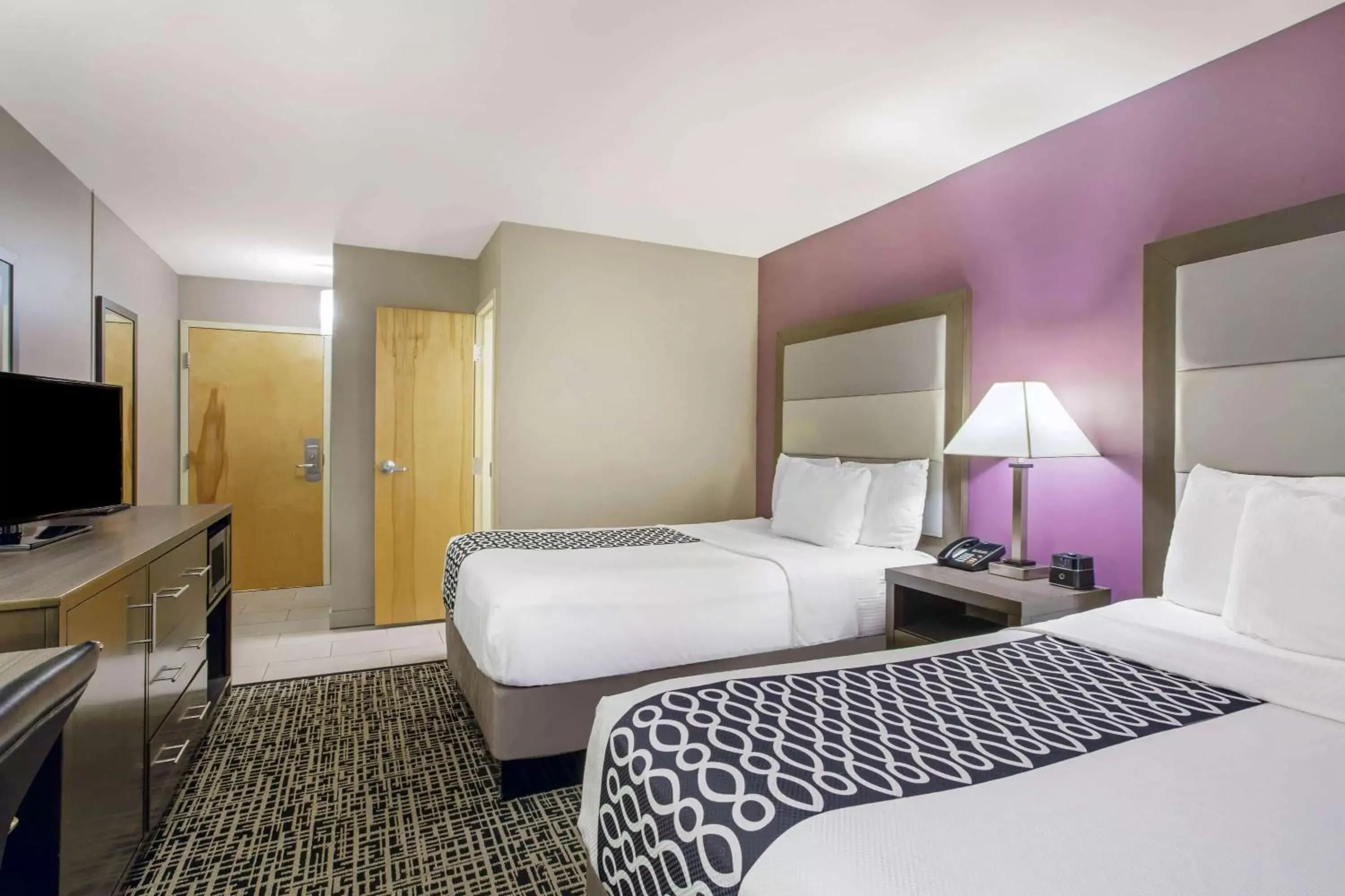 Photo of the whole room, Bed in La Quinta Inn by Wyndham Radford