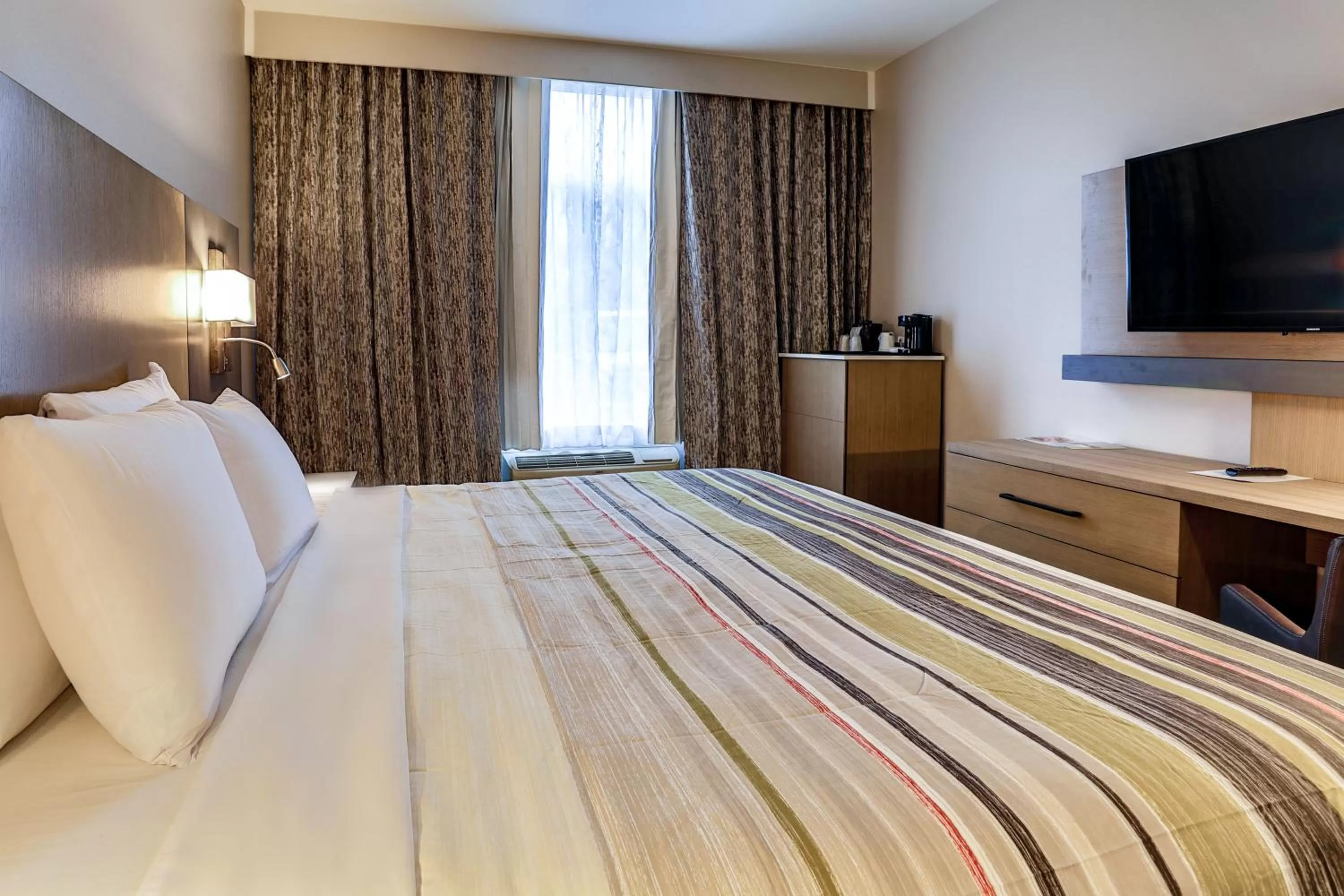Bed in Country Inn & Suites by Radisson Nashville Airport TN