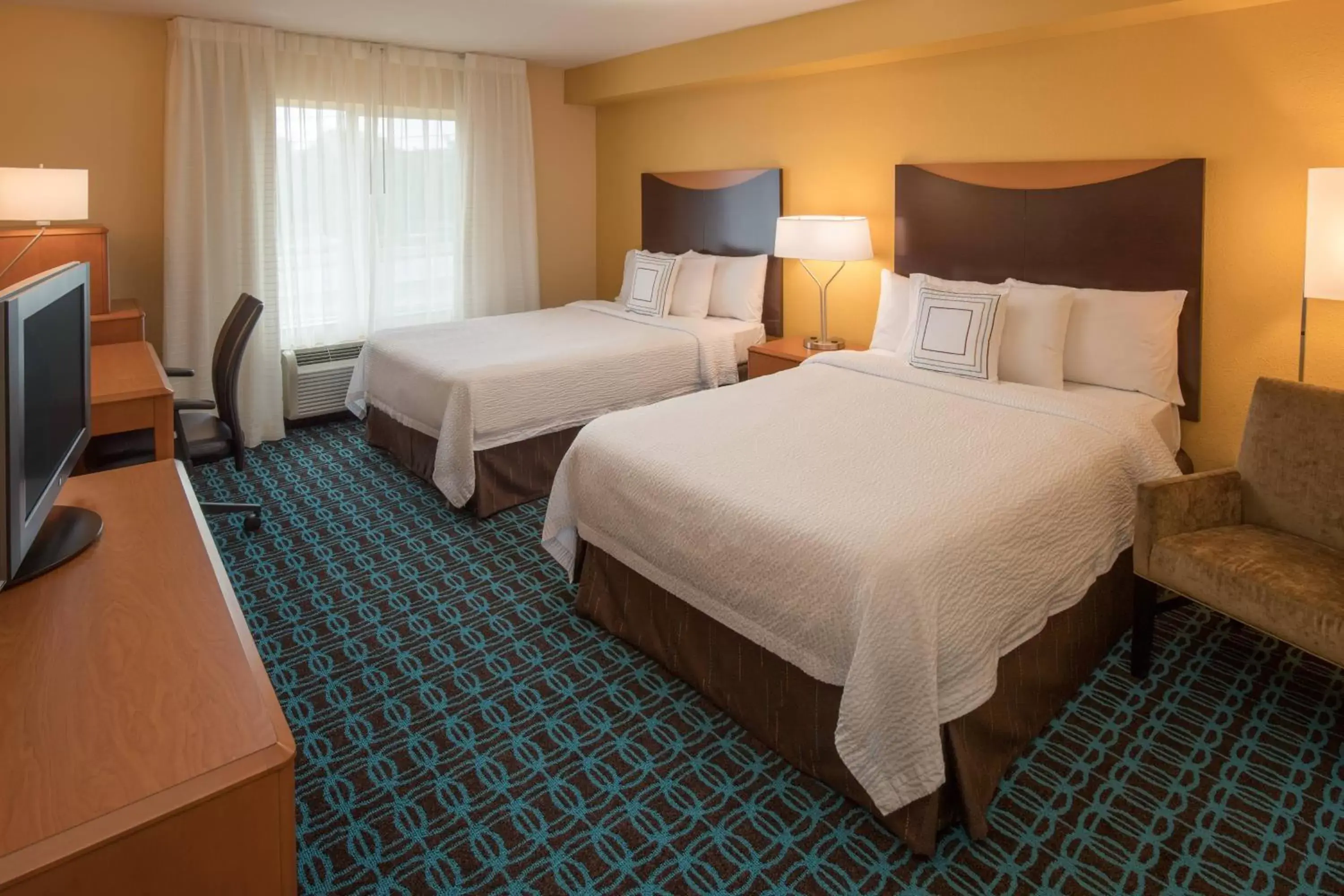 Photo of the whole room, Bed in Fairfield Inn & Suites by Marriott Portland North