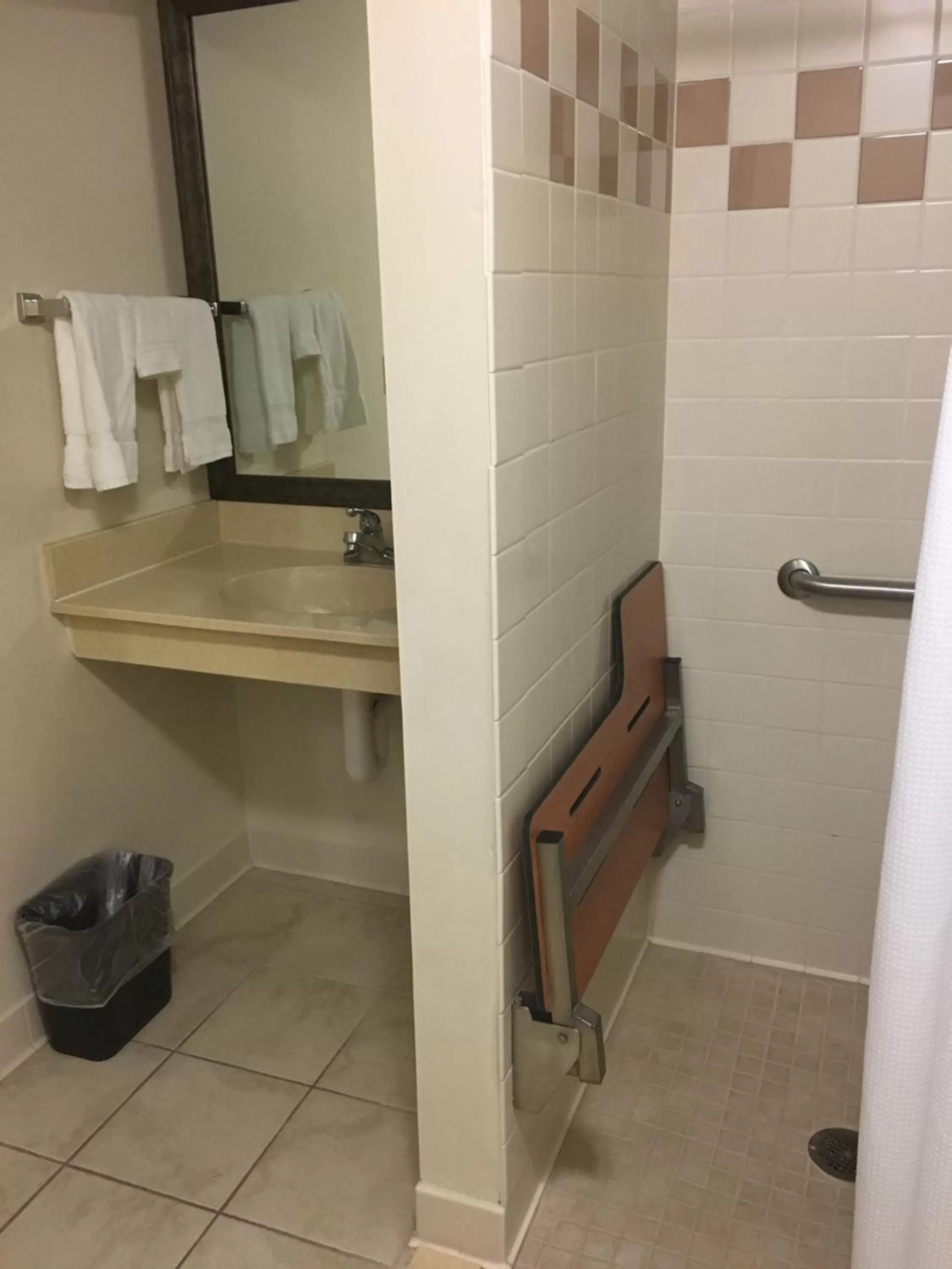 AmericInn by Wyndham Monmouth