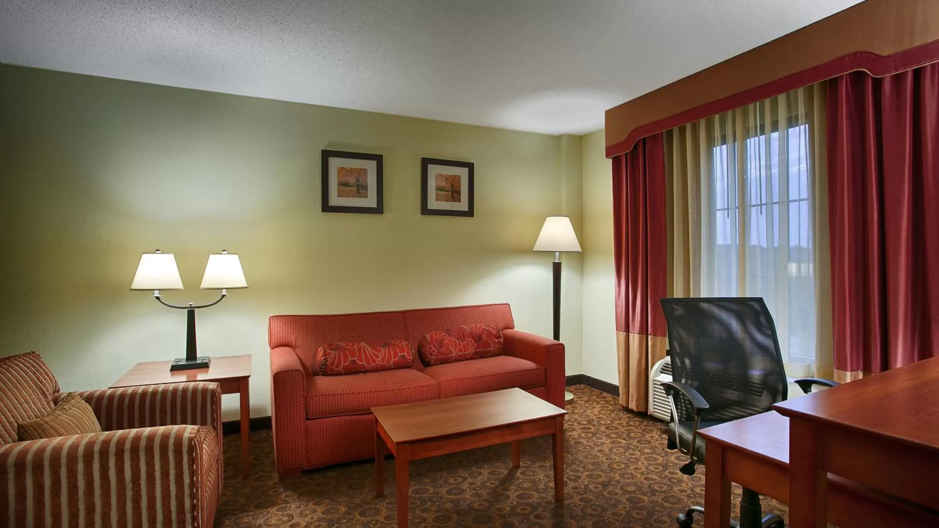 Living room, Seating Area in Holiday Inn Express Towson- Baltimore North, an IHG Hotel