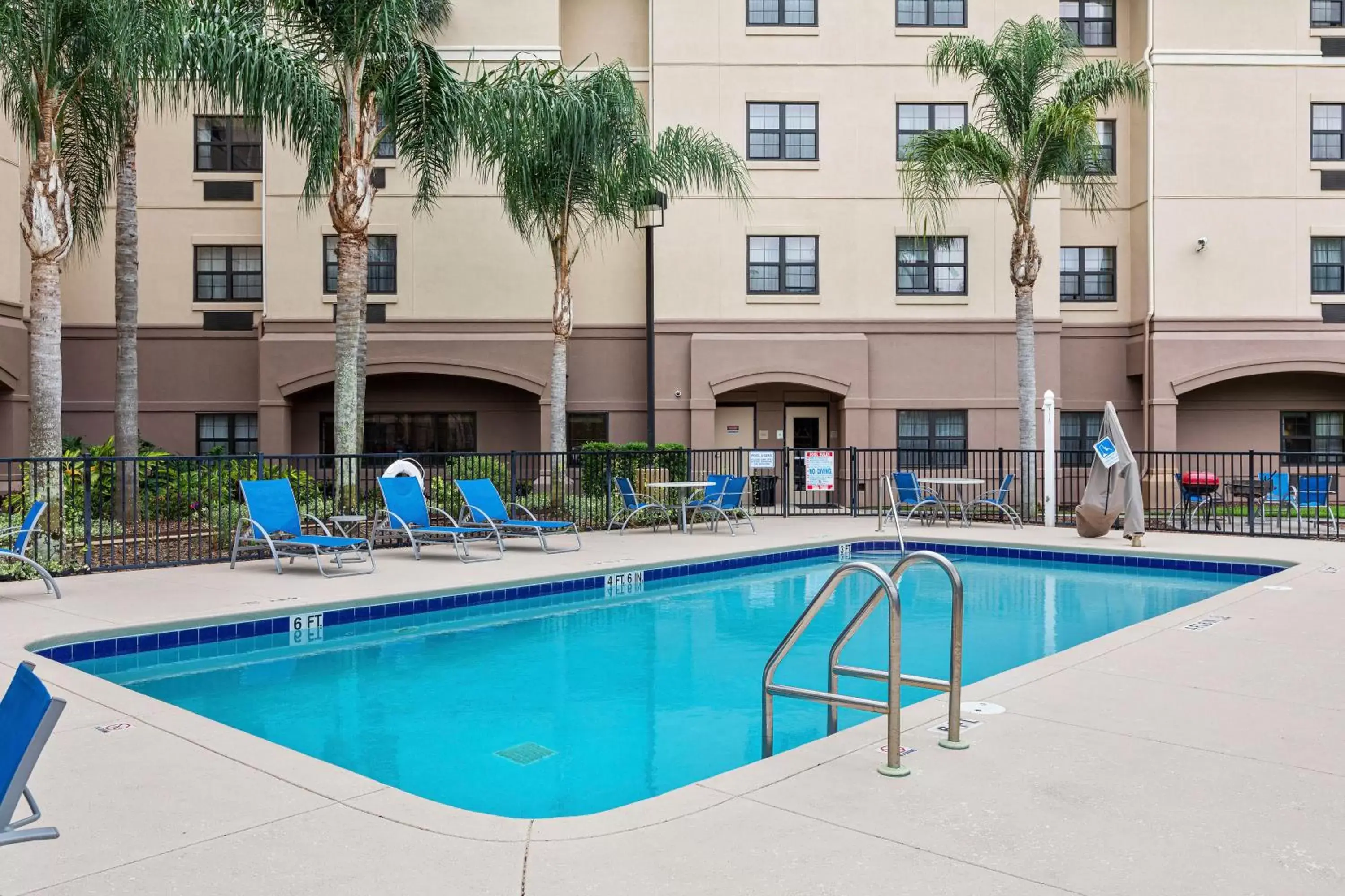 Swimming pool in Extended Stay America Premier Suites - Lakeland - I-4 Swimming pool in Extended Stay America Premier Suites - Lakeland - I-4
