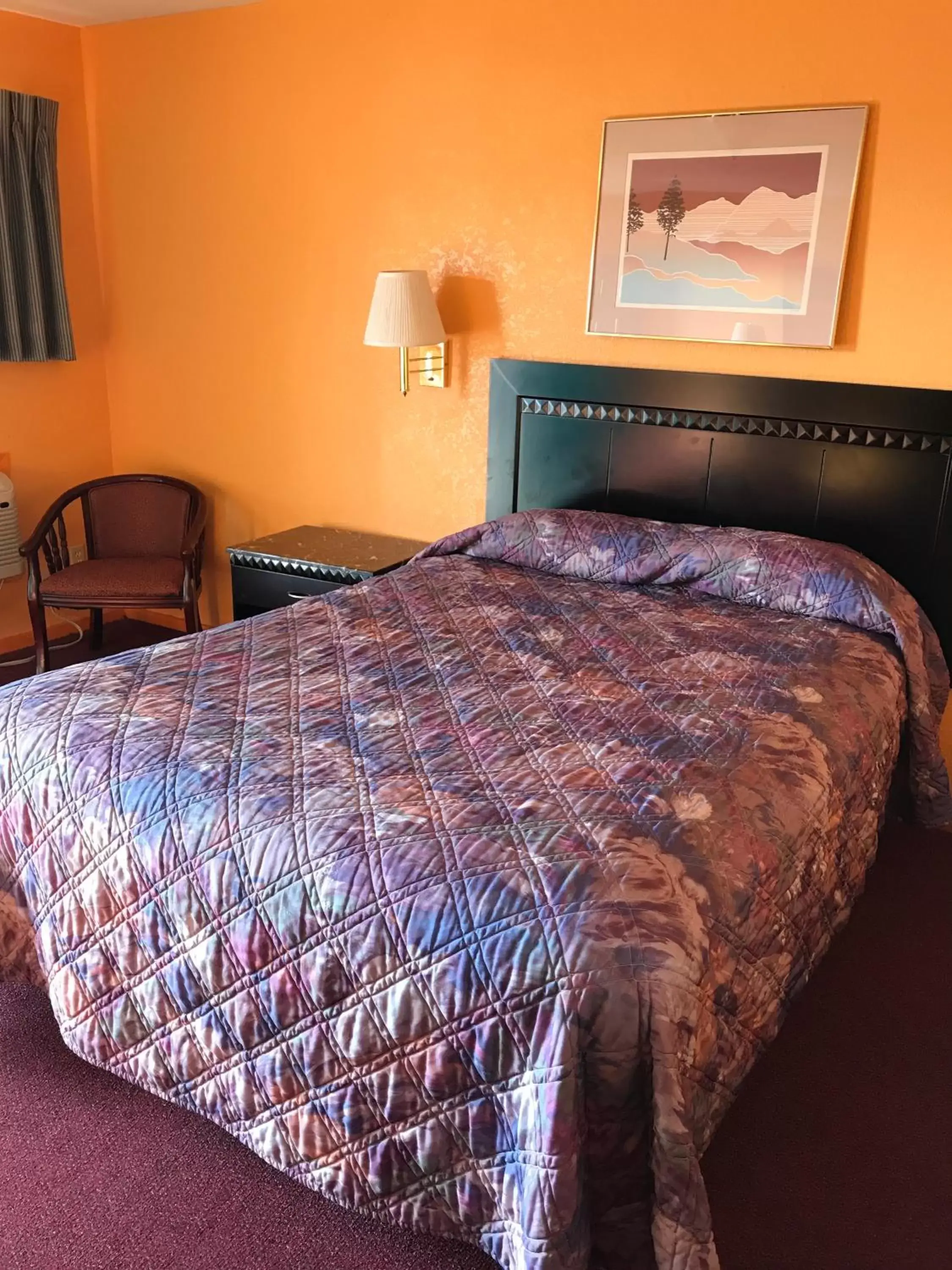 Bed in Pratt Budget Inn