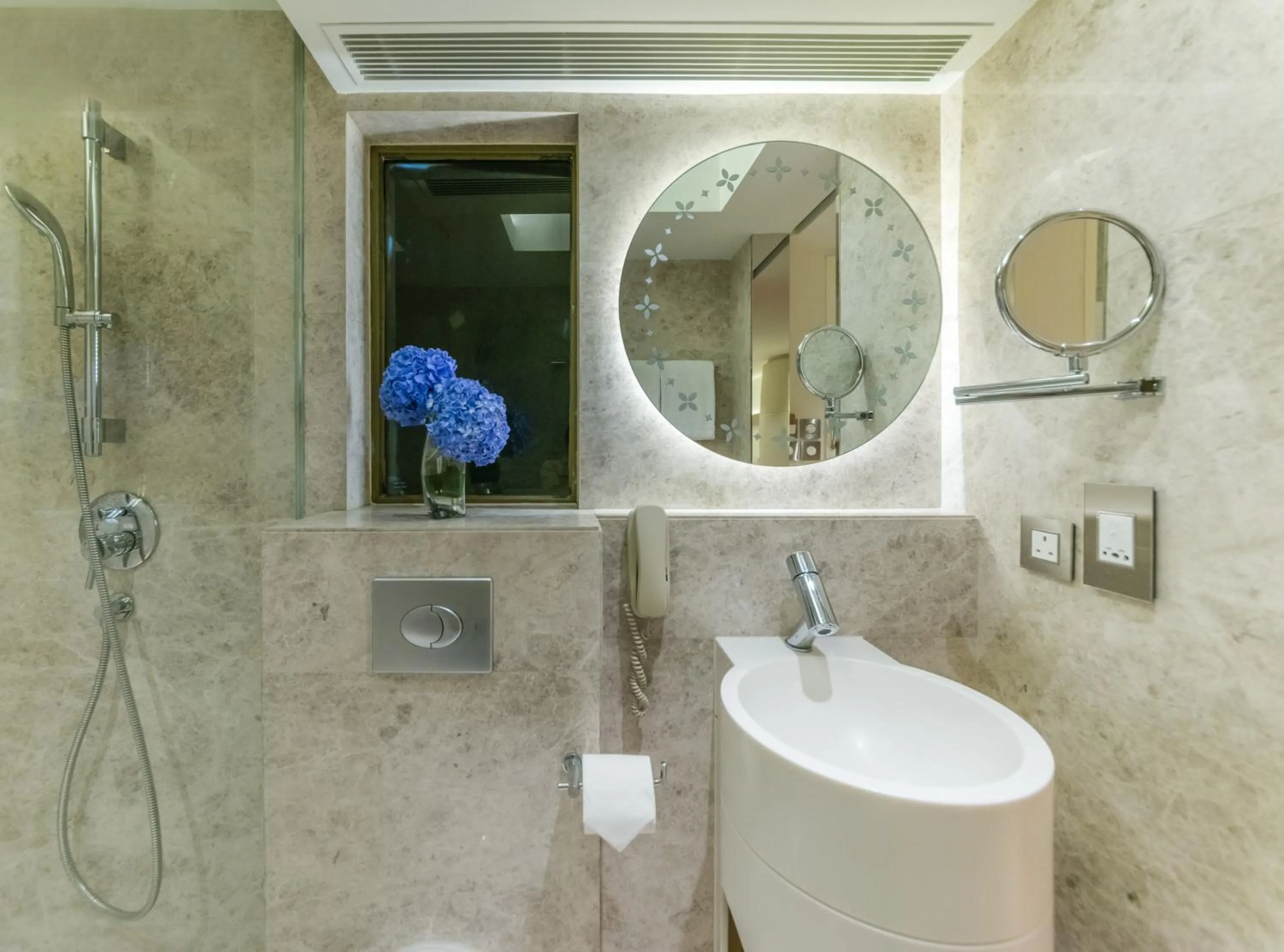 Bathroom in Hotel Pravo Hong Kong