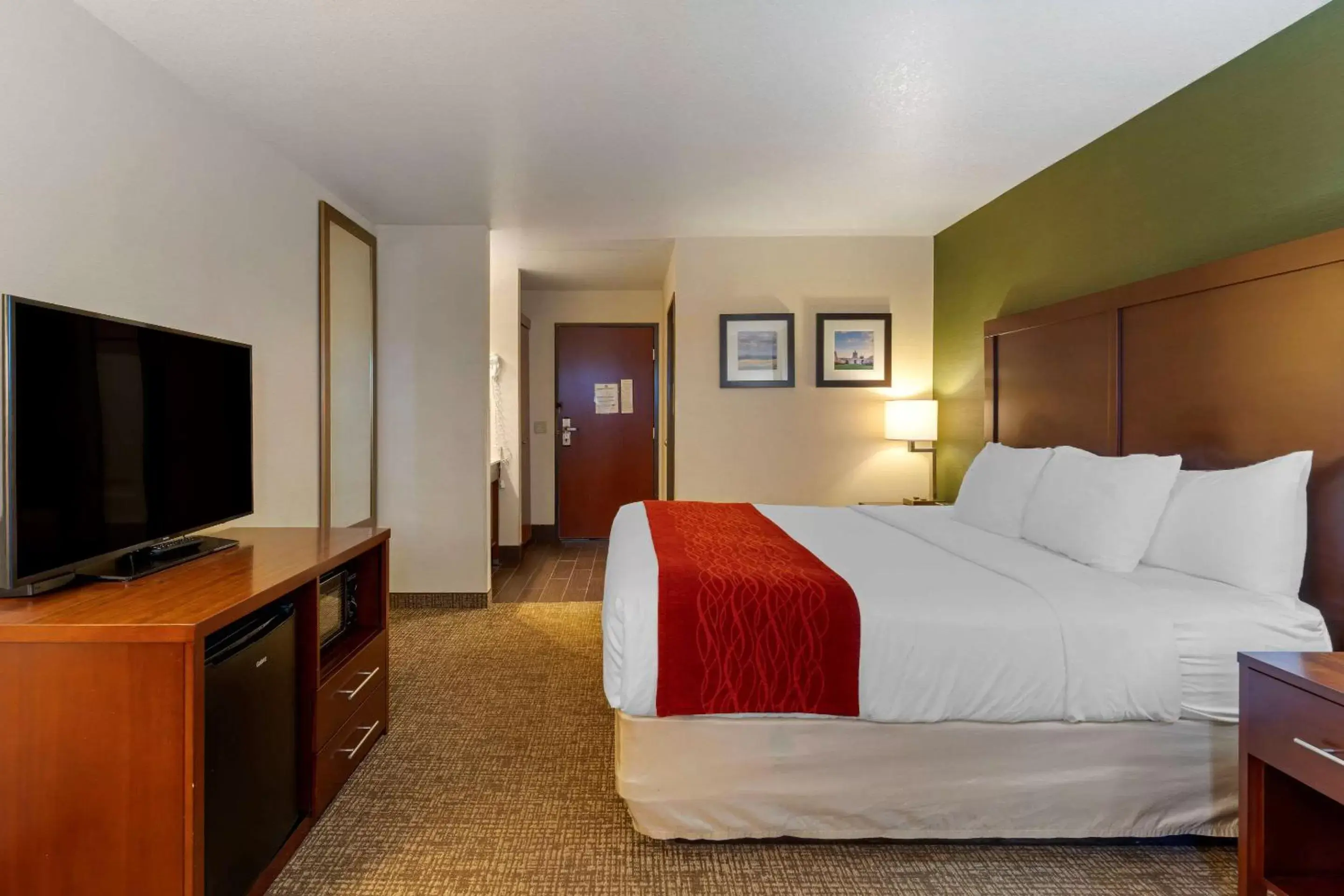 Photo of the whole room, Bed in Comfort Inn & Suites Salem