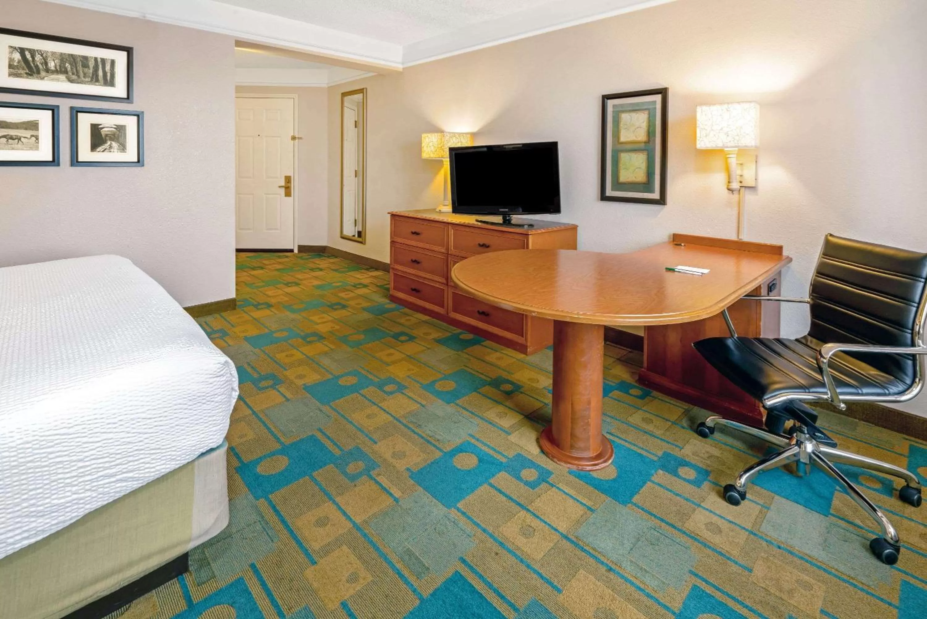 Photo of the whole room, Bed in La Quinta by Wyndham Salt Lake City Airport