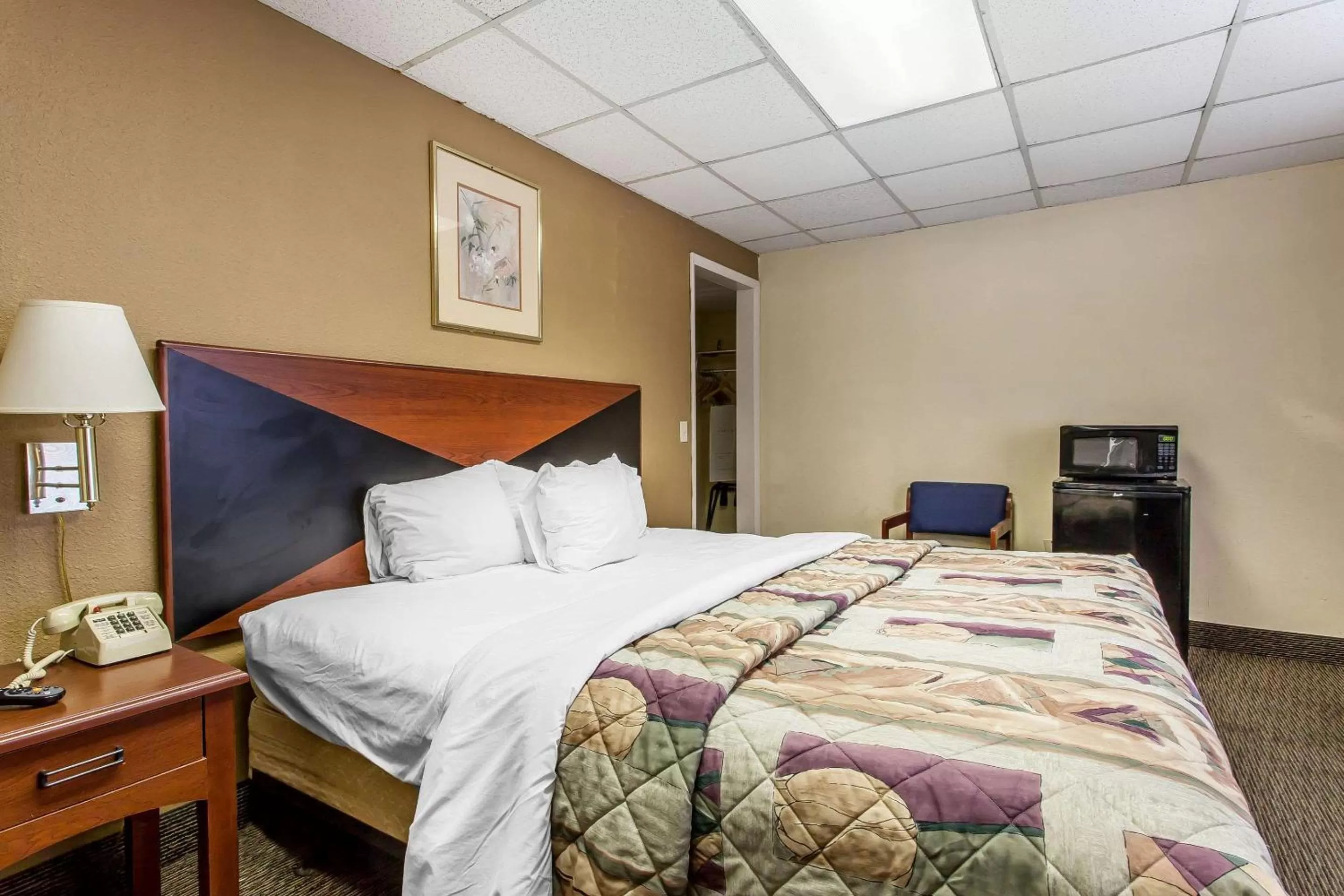 Photo of the whole room, Bed in Rodeway Inn Sandusky North
