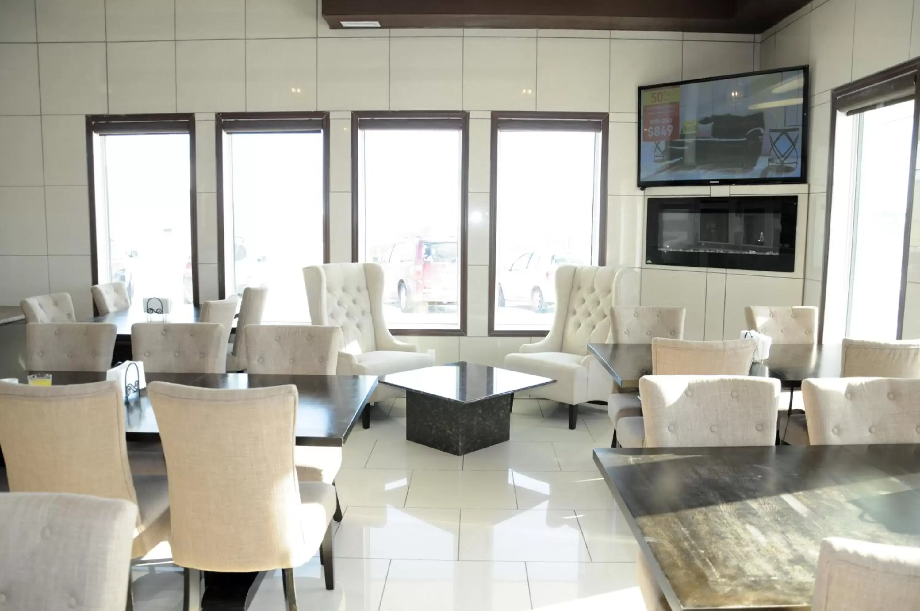Restaurant/places to eat, Seating Area in High Point Inn & Suites Peace River