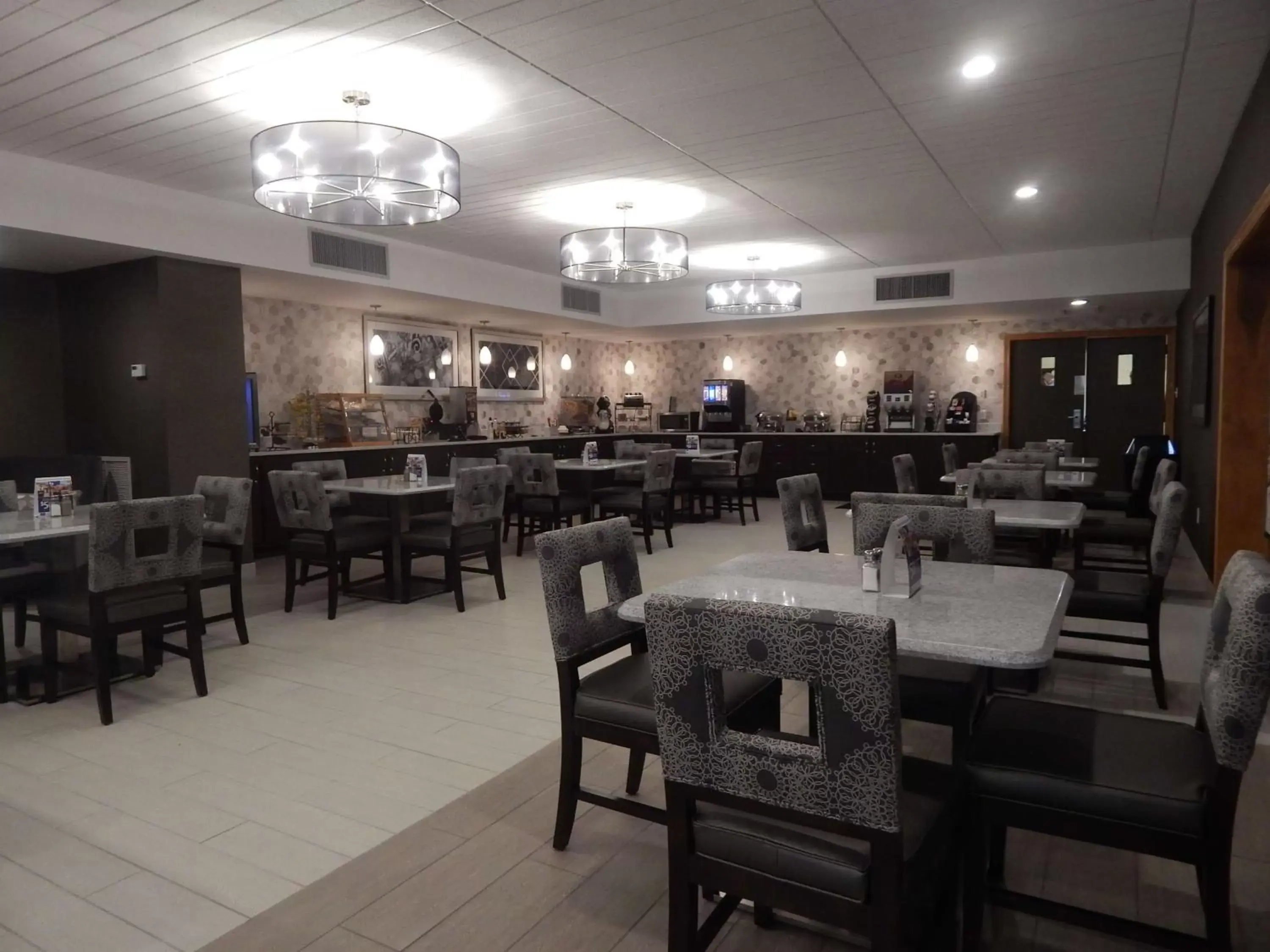 Restaurant/Places to Eat in Best Western Plus Bradford Inn