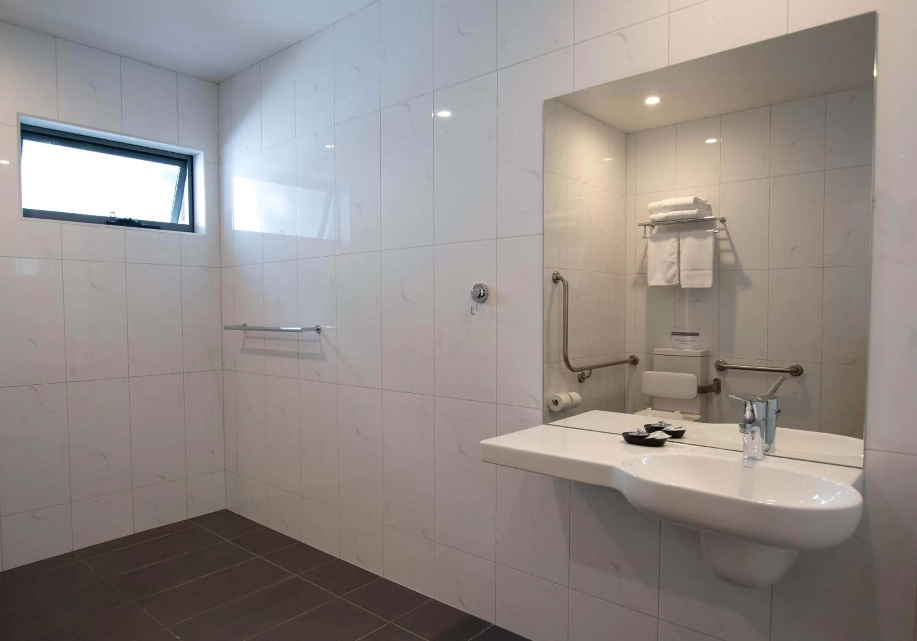 Bathroom in Bright Colonial Motel