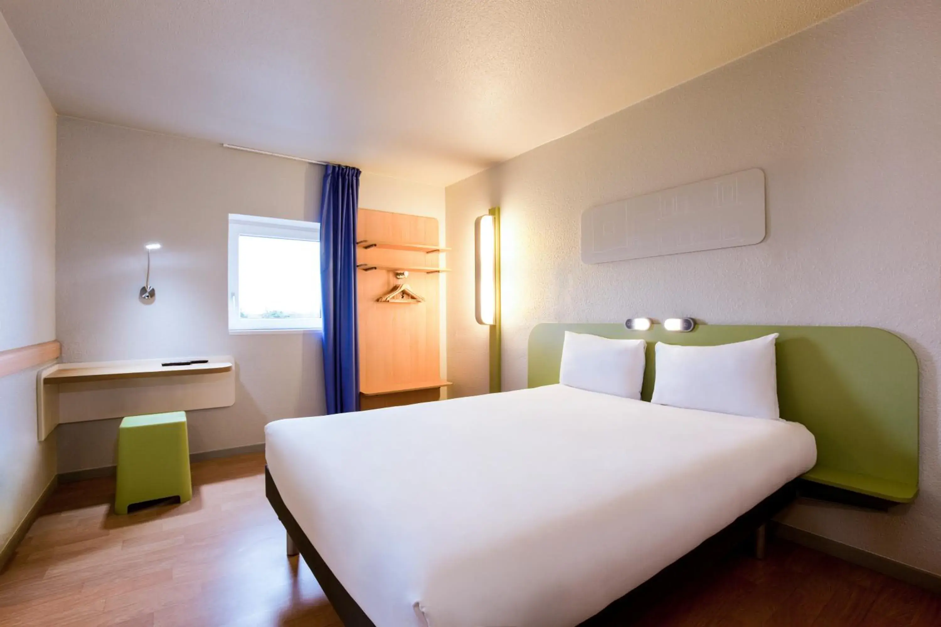 Photo of the whole room, Bed in ibis budget Grigny Centre