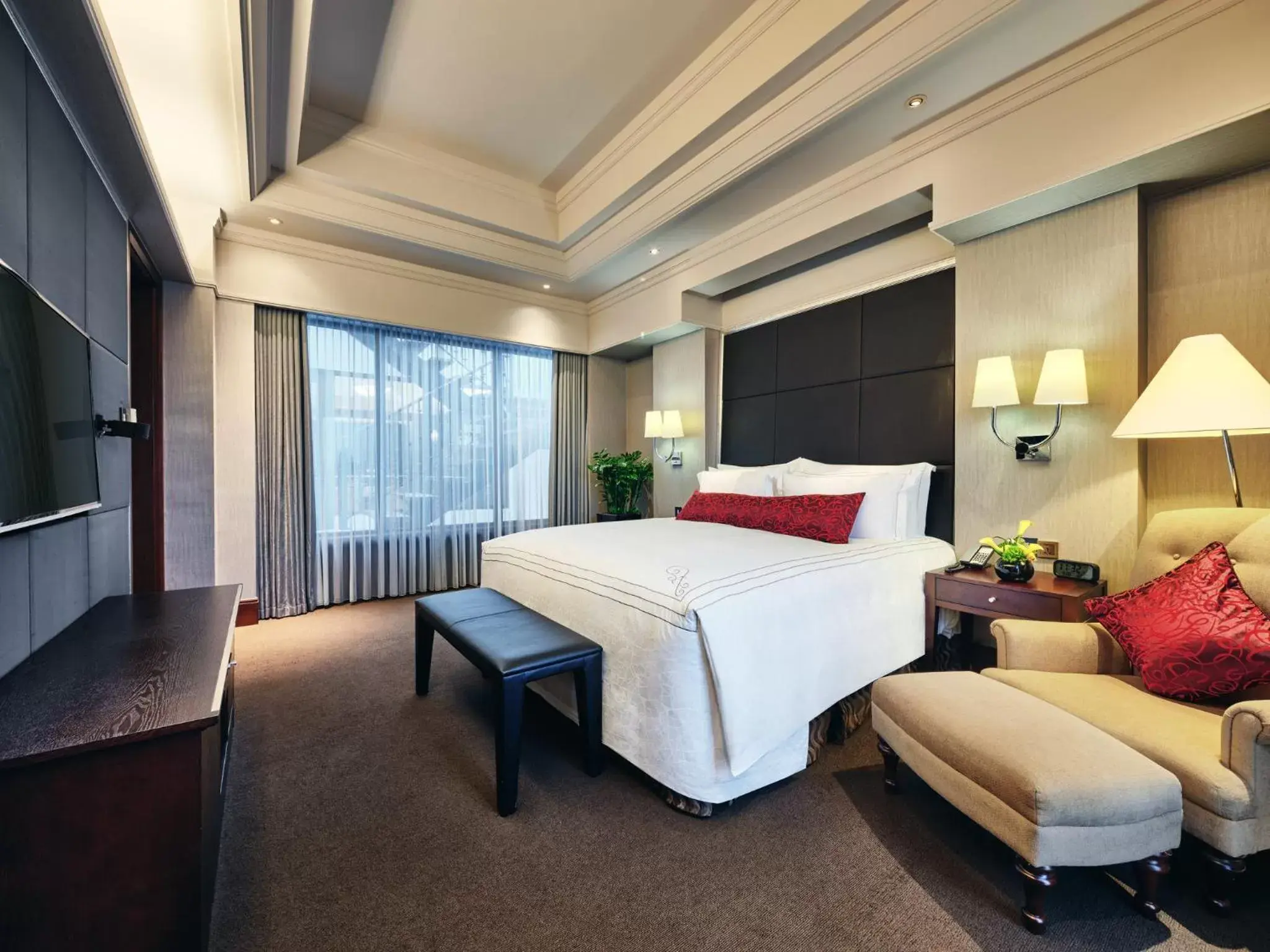 Bedroom in InterContinental Shenzhen, an IHG Hotel