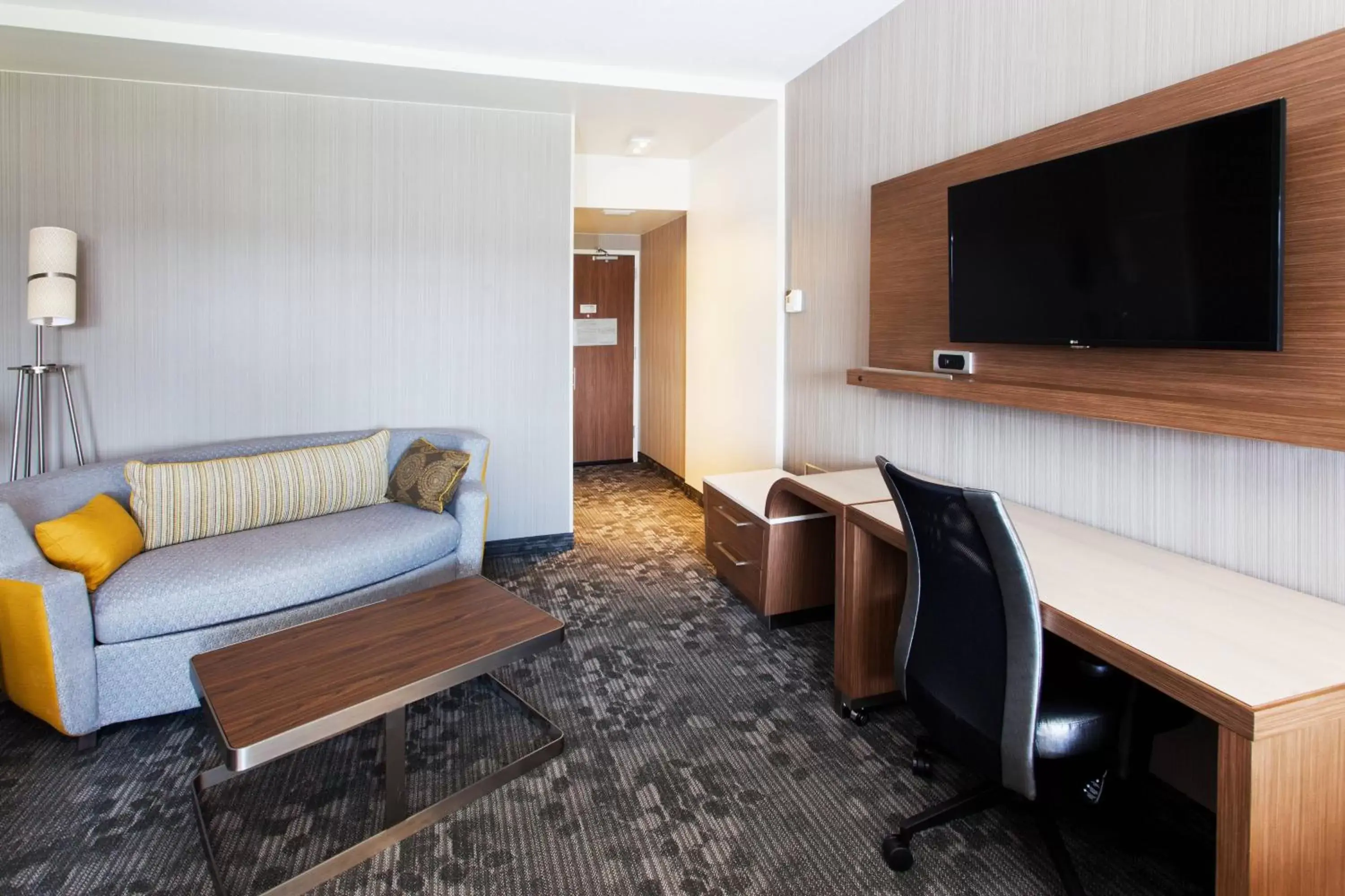 Living room, TV/Entertainment Center in Courtyard by Marriott Auburn