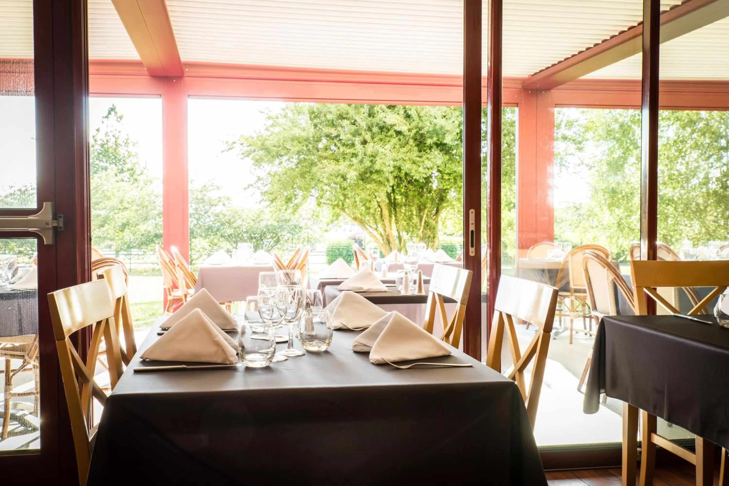 Restaurant/places to eat in Hotel Ambotel