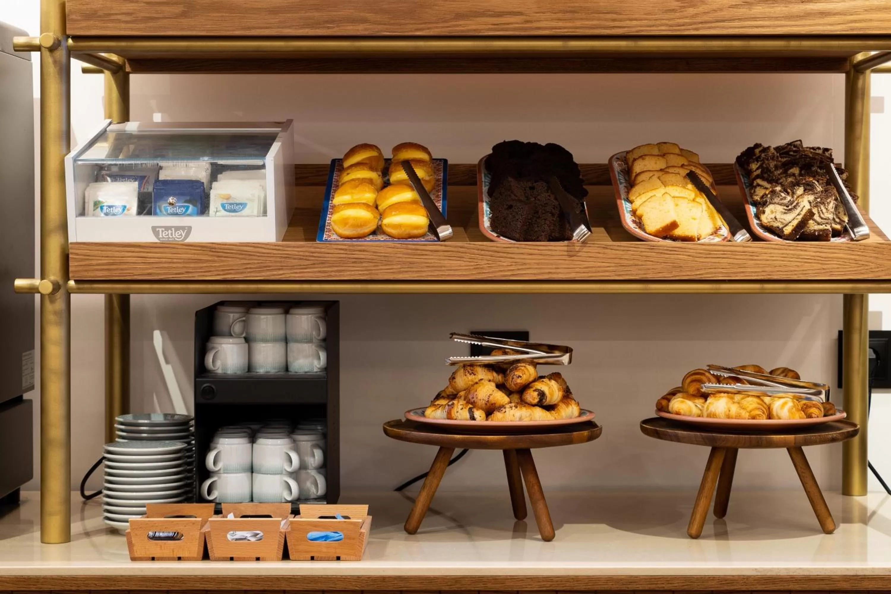 Restaurant/places to eat in AP Dona Aninhas