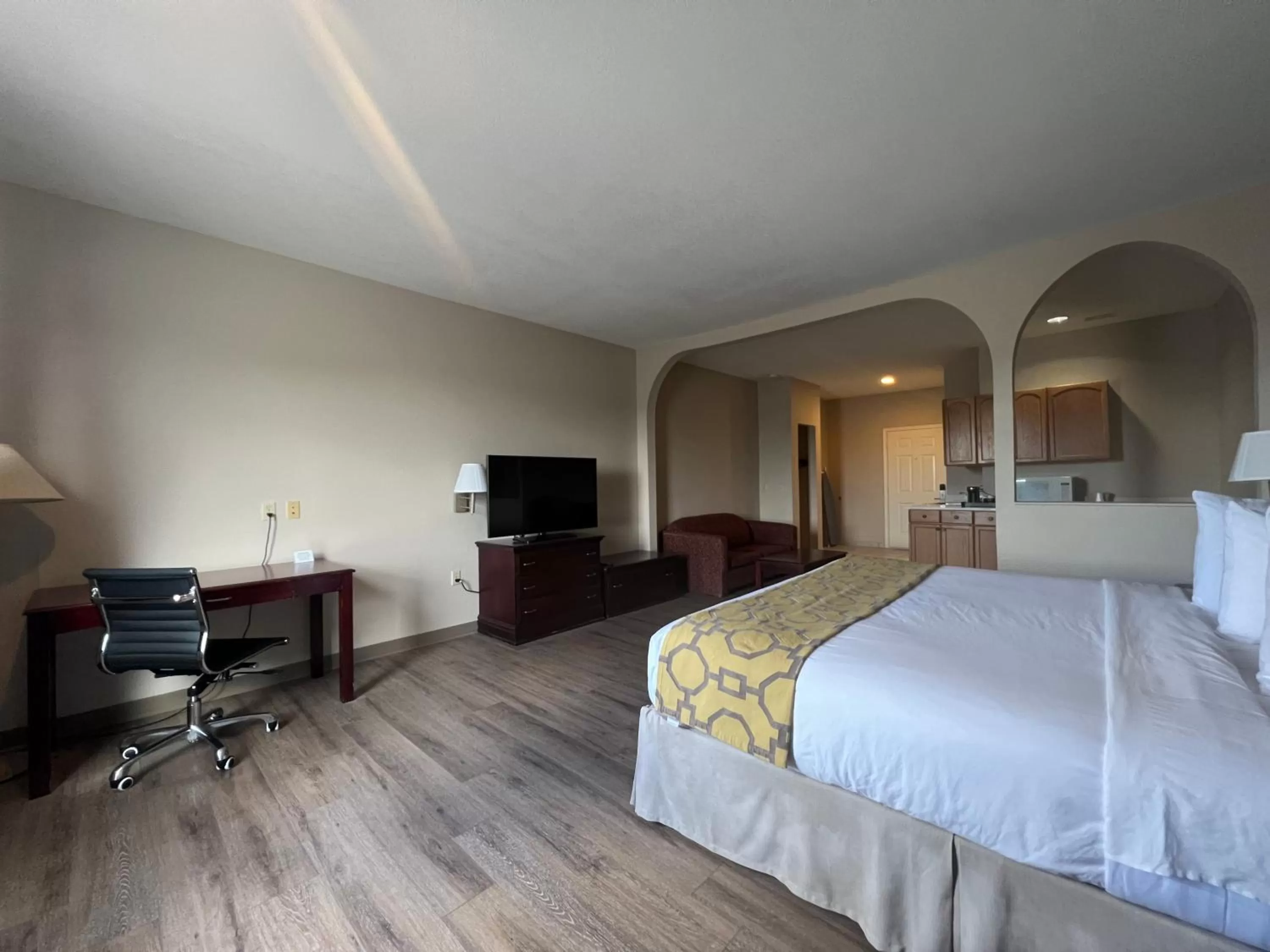 TV and multimedia, Bed in Baymont by Wyndham Houston Brookhollow