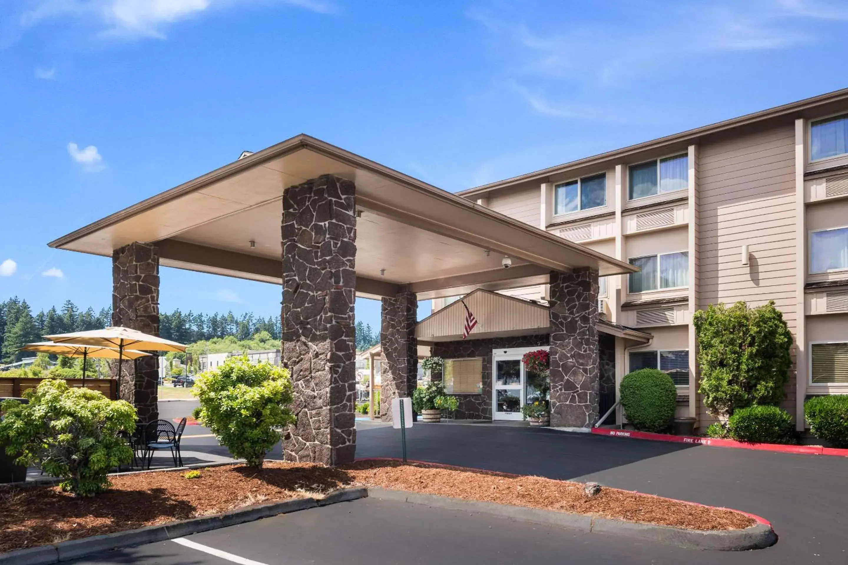 Property Building in Quality Inn & Suites Silverdale Bangor-Keyport