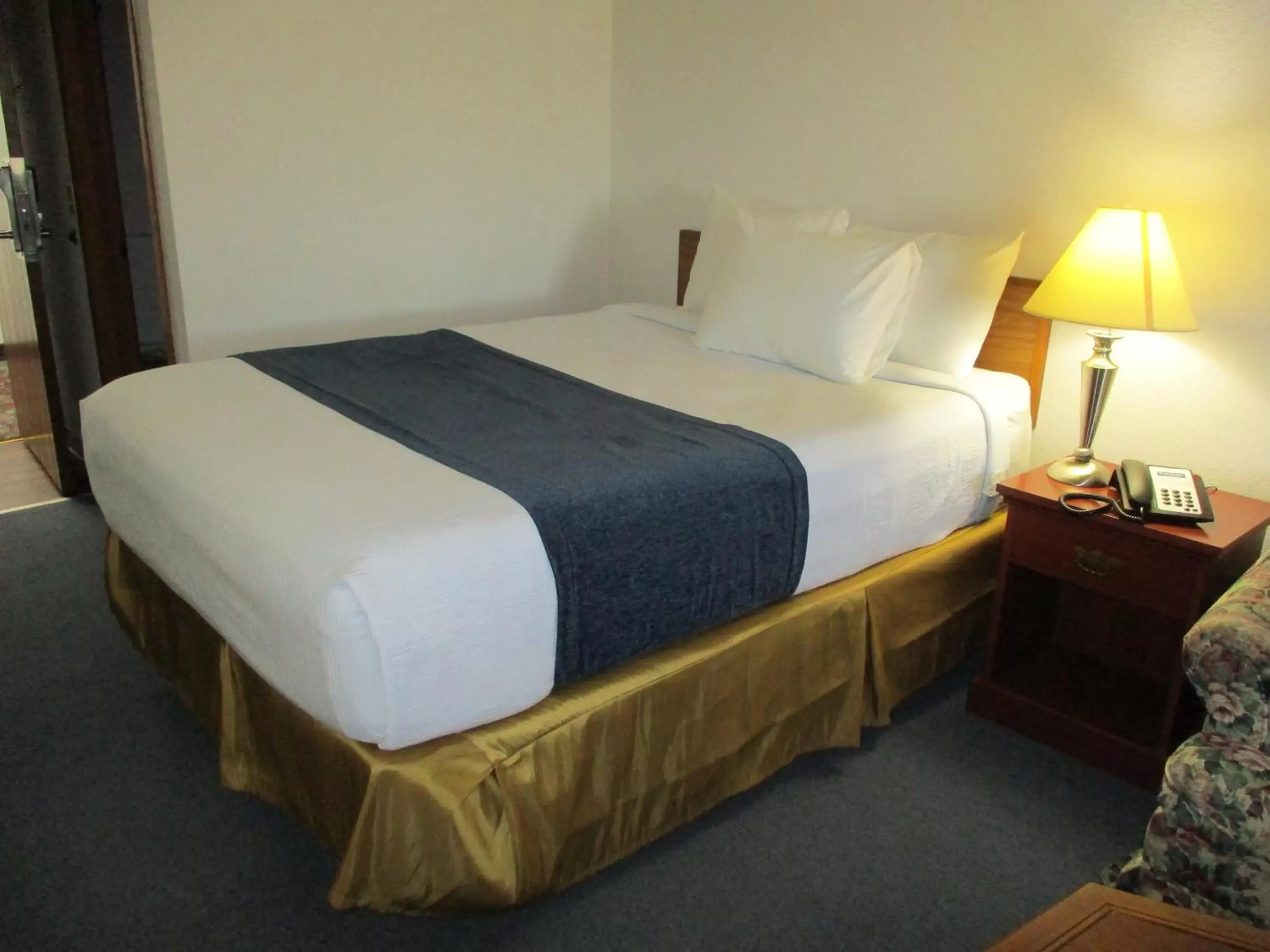 Bed in Travelodge by Wyndham Redwood Falls