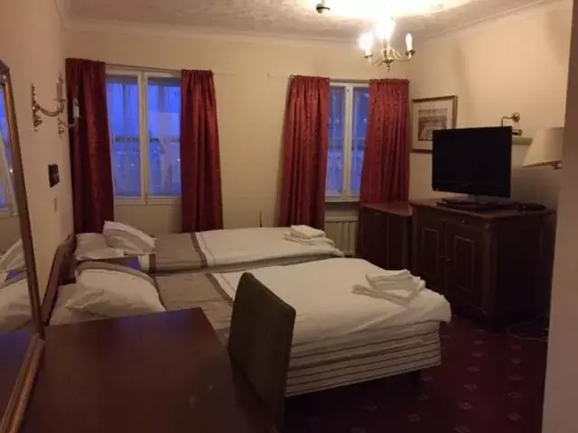 Photo of the whole room, Bed in The Royal Victoria & Bull Hotel