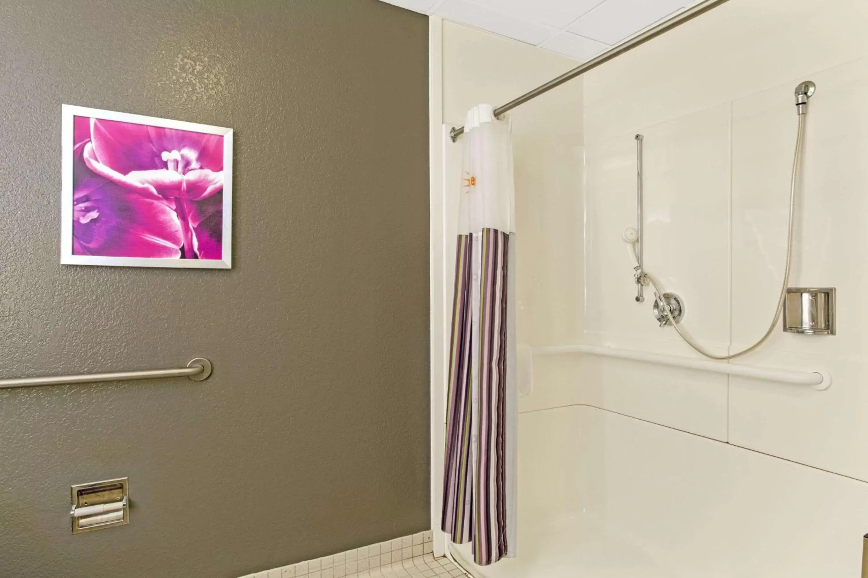 Shower, Bathroom in La Quinta by Wyndham Boston-Andover